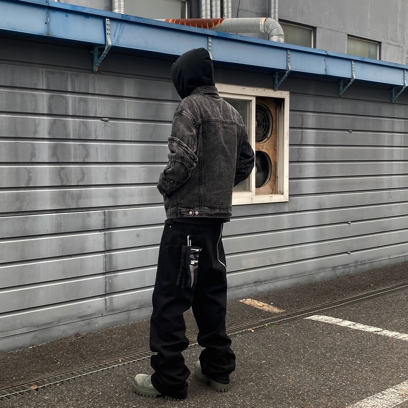 Farfromwhat Circle Washed Denim Jacket Black, Balenciaga Combat Strike 20mm Boot Kaki 착용 스타일 - 1