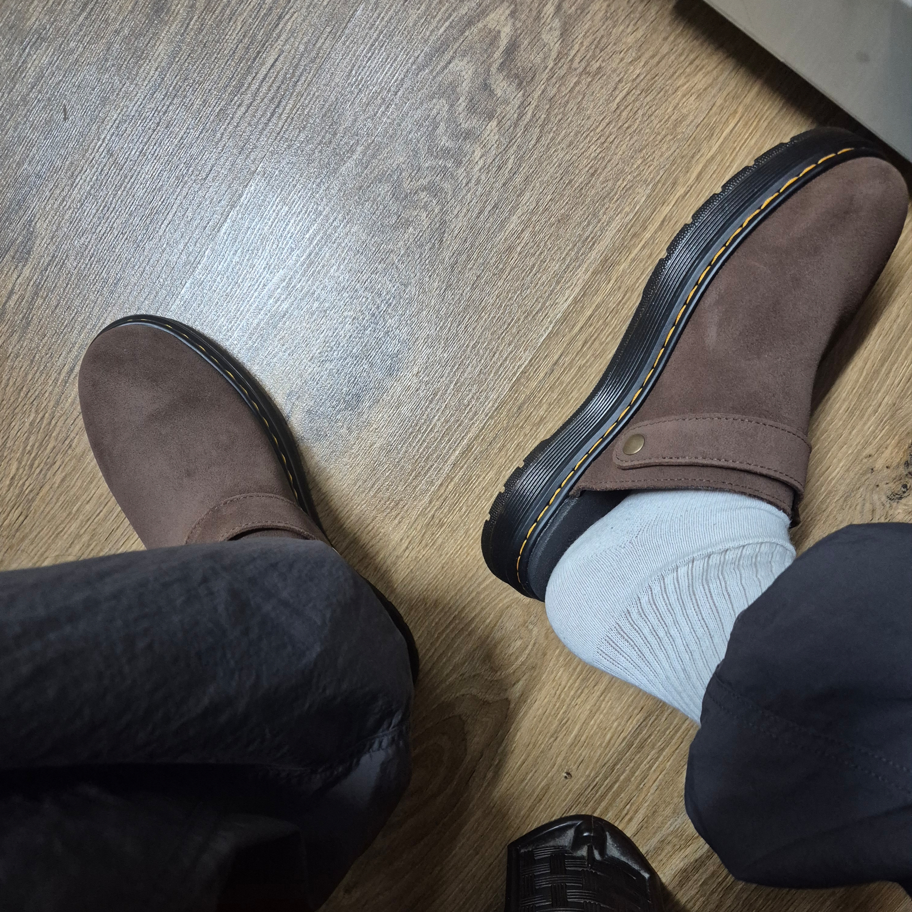 Dr. Martens Brookline Mules Brown 착용 스타일