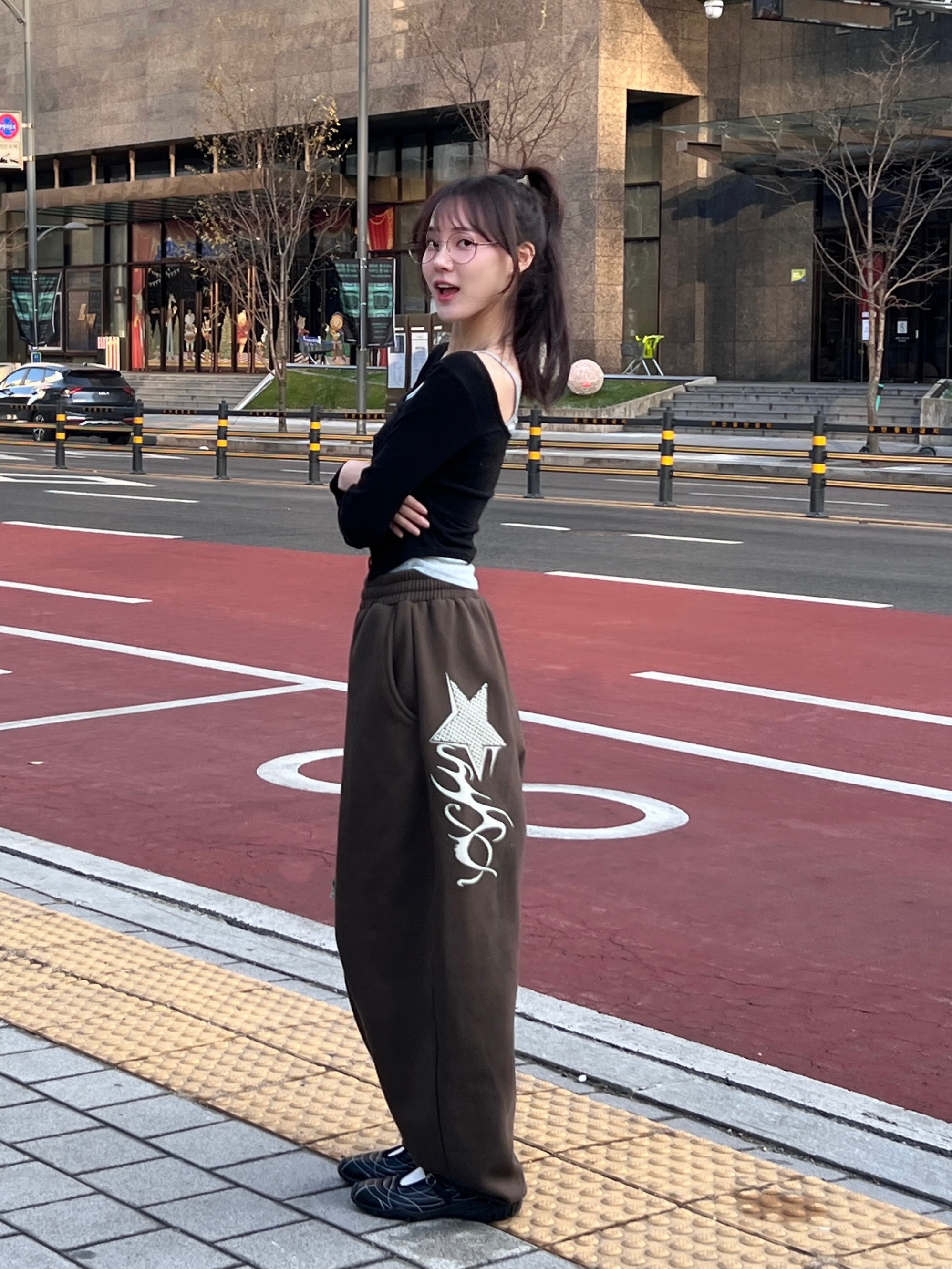 COREOFALCHEMY Strap MaryJane Pasdechat Lugsole Black 착용 스타일 - 2