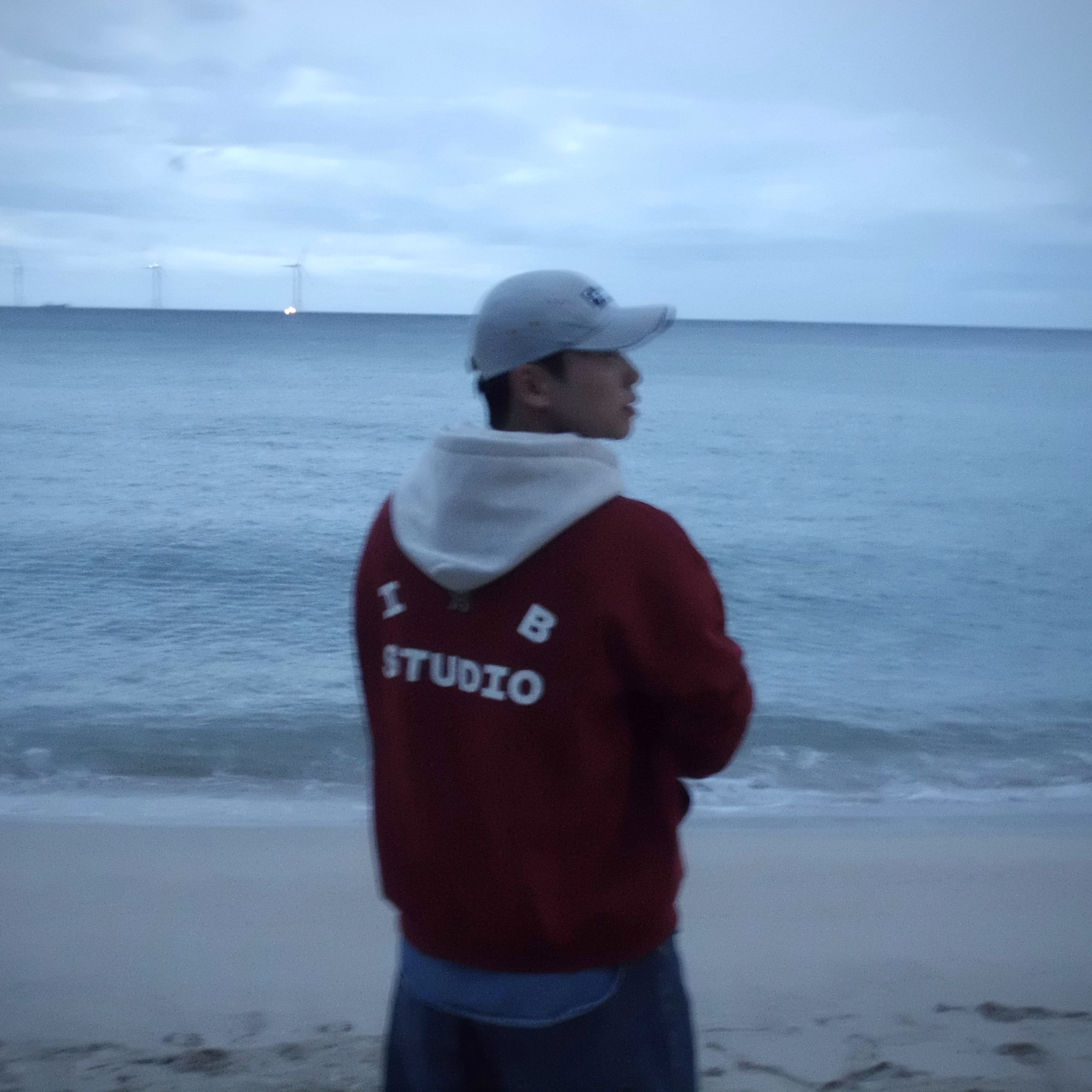 IAB Studio 24 Christmas Hoodie Burgundy Oatmeal, Supreme Denim Camp Cap Light Washed Indigo - 25SS 착용 스타일