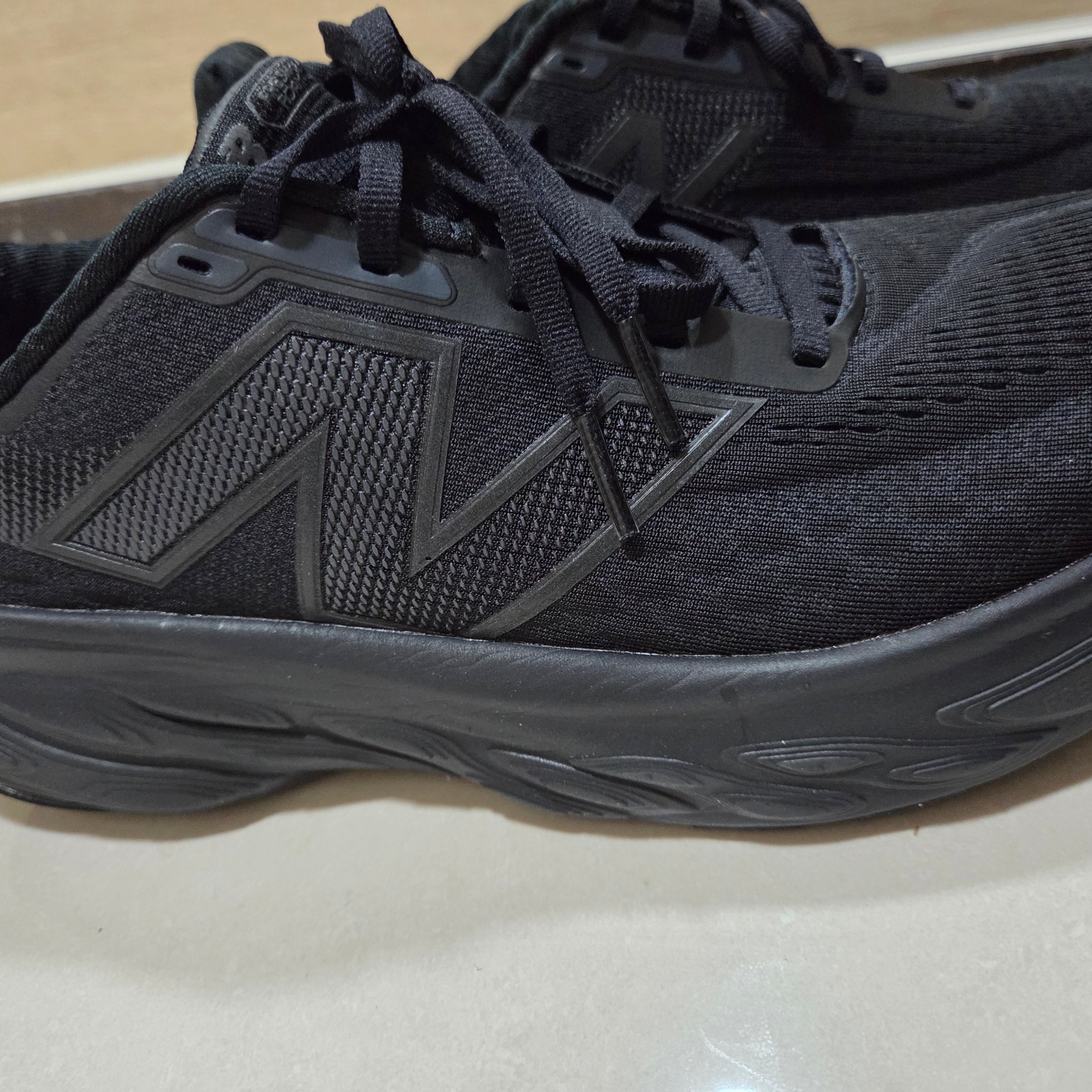 New Balance Fresh Foam X 1080v14 Black Black Metallic - 2E Wide 착용 스타일 - 1