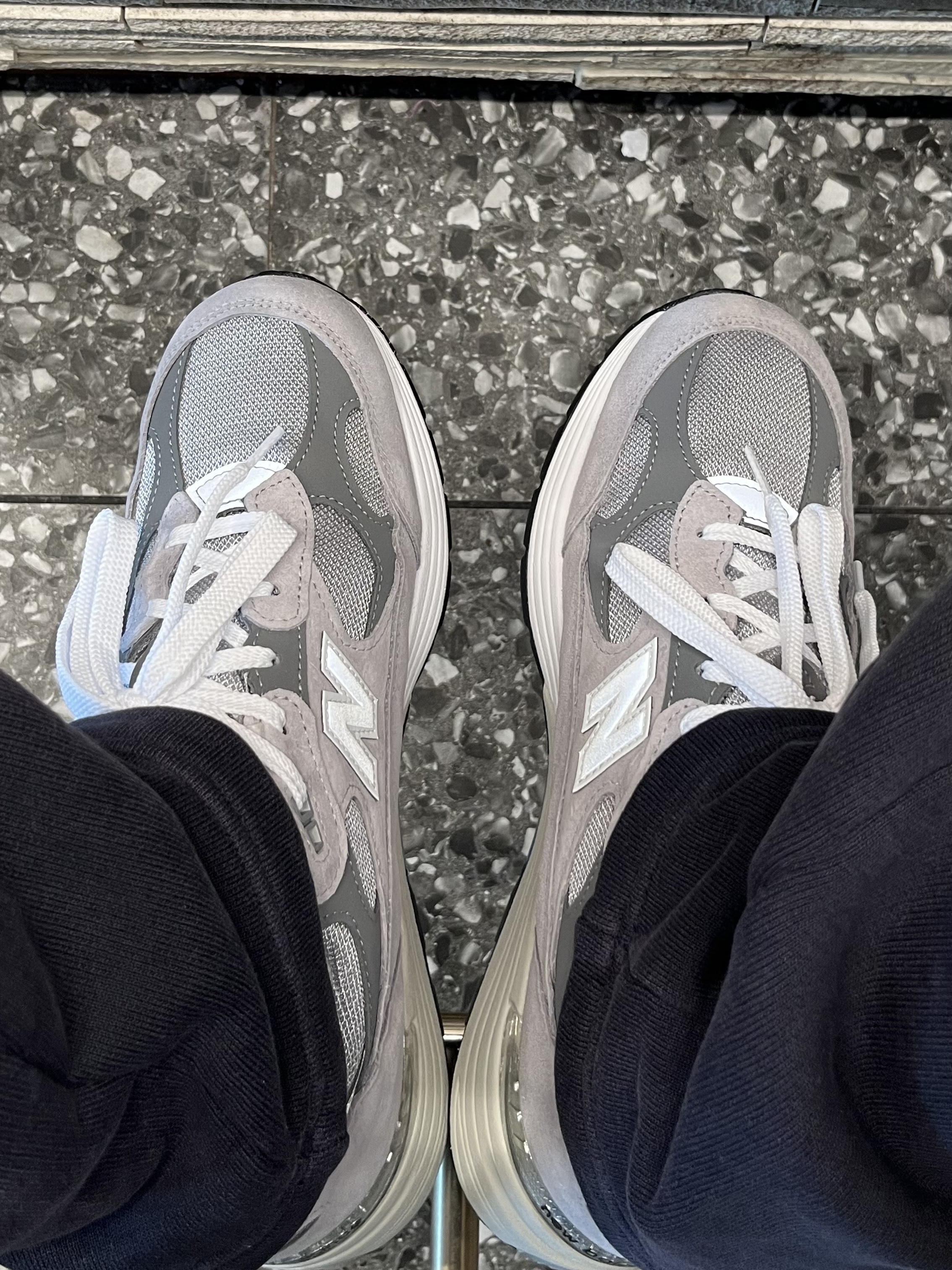 New Balance 992 Made in USA Core Grey Silver Metallic 착용 스타일