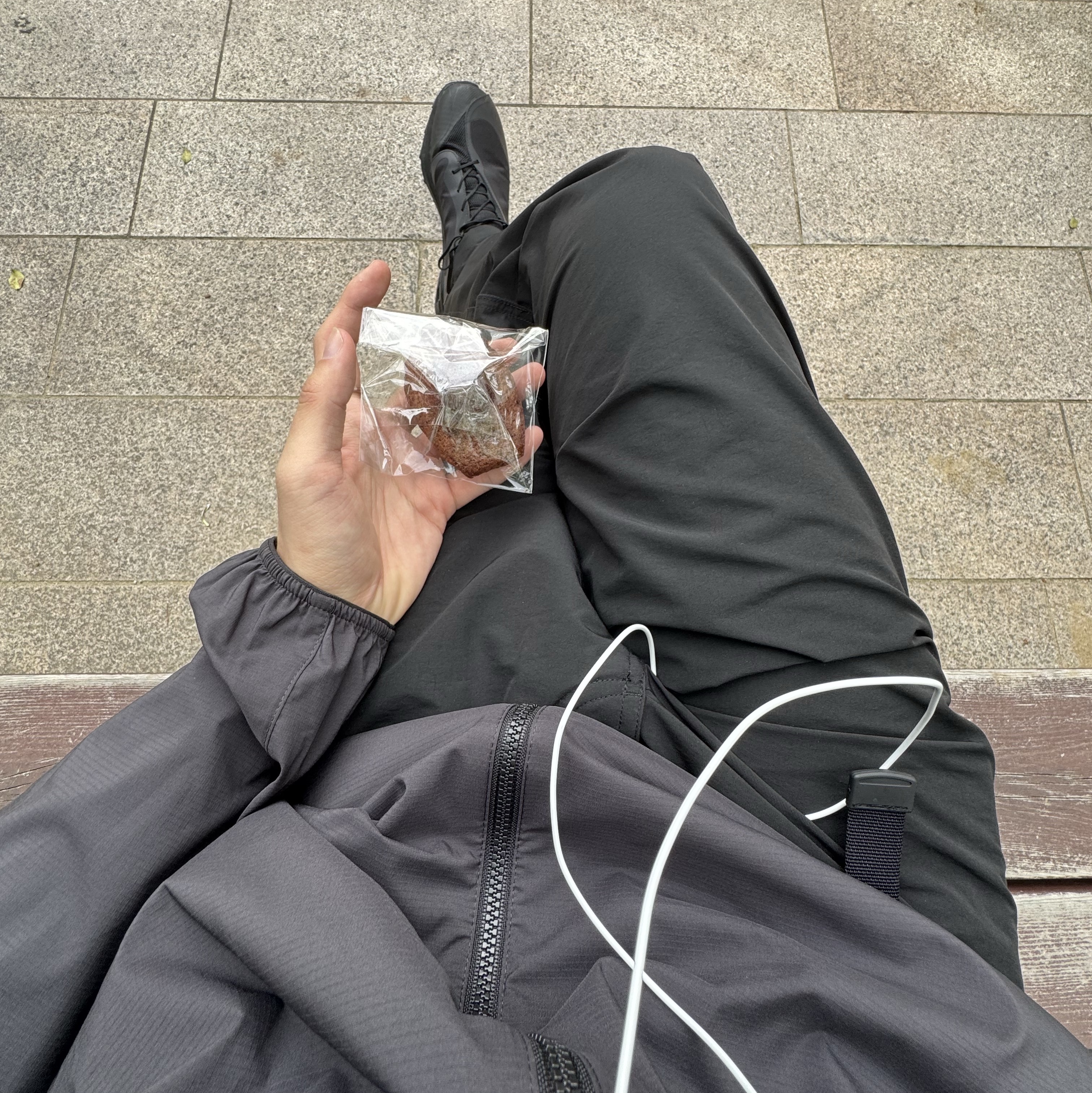 On Running x Post Archive Faction (Paf) Cloudventure Peak All Black 착용 스타일