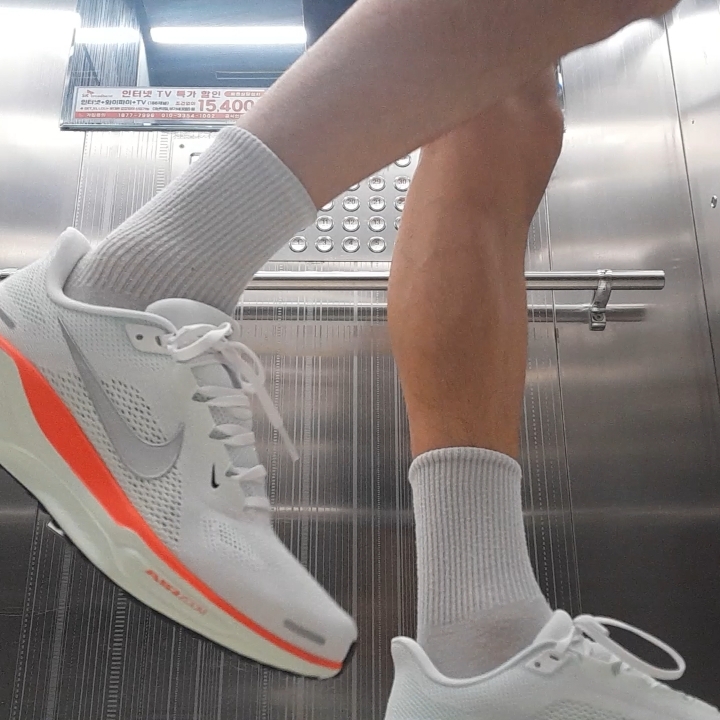 Nike Air Zoom Pegasus 41 White Barely Green 착용 스타일