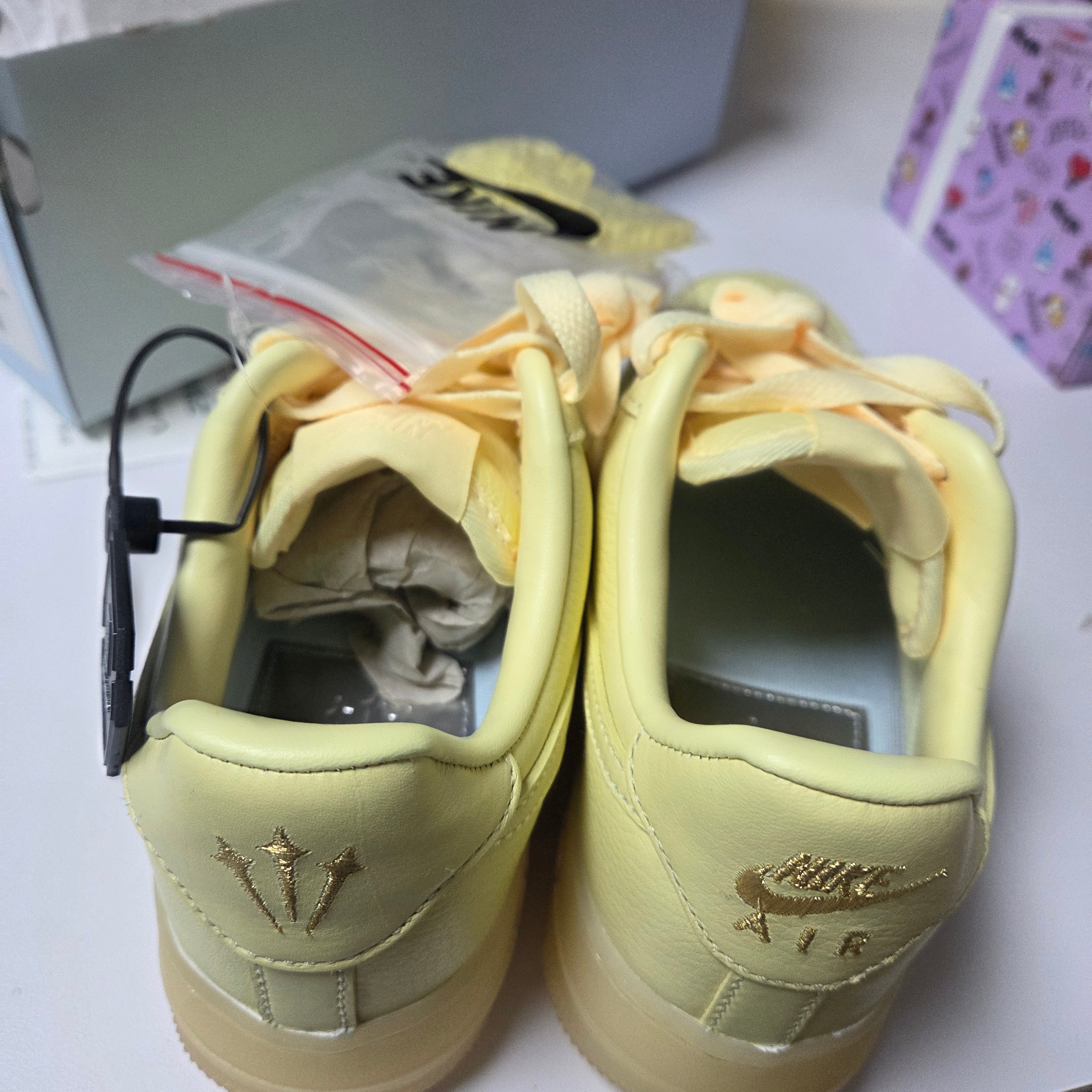 Nike x Drake Nocta Air Force 1 Low SP Certified Lover Boy Citron Tint Cobalt Tint 착용 스타일 - 3