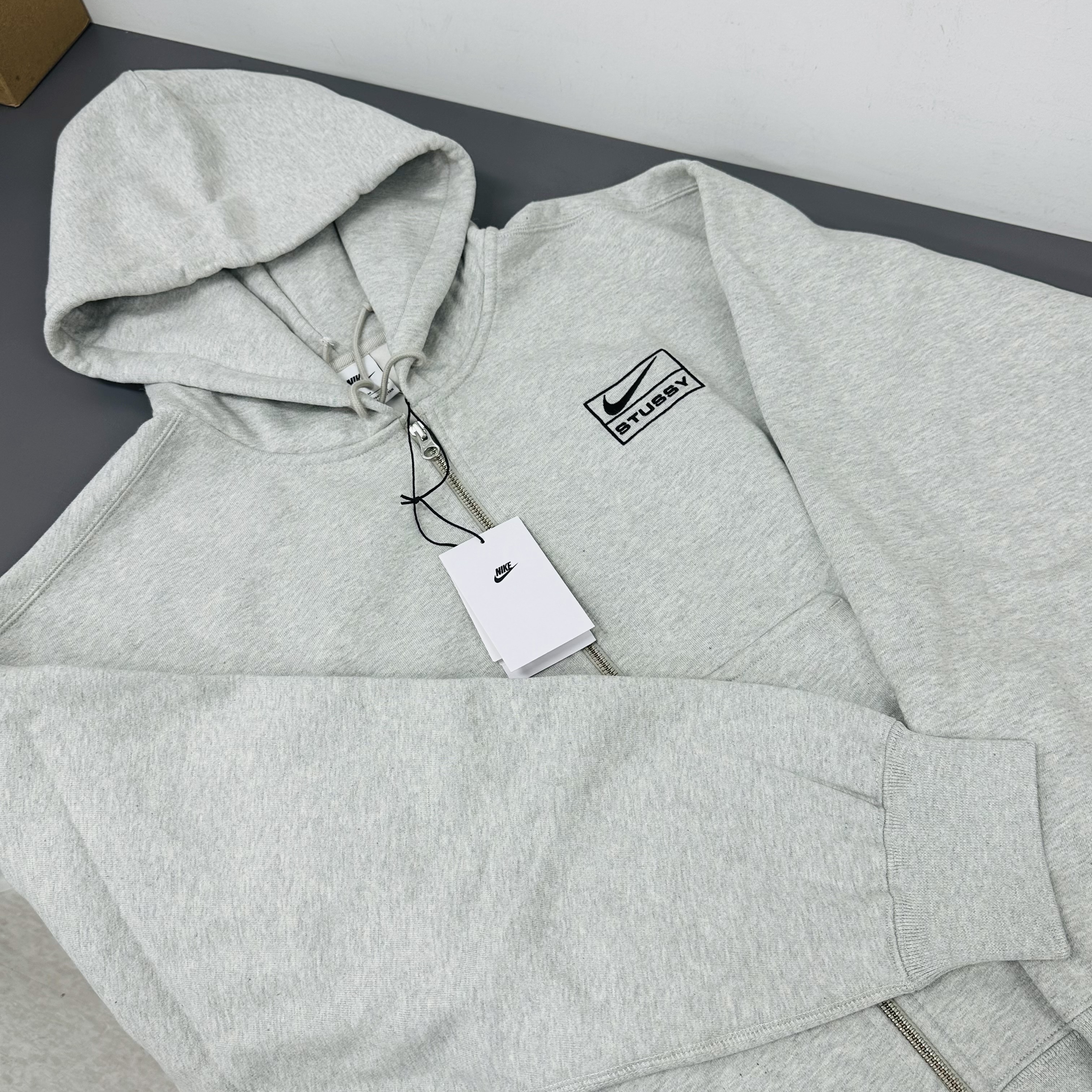 Nike x Stussy Full Zip Fleece Hoodie Grey Heather (FJ9181-050), Nike x Stussy Full Zip Washed Fleece Hoodie Black (FJ9175-010) 착용 스타일 - 2