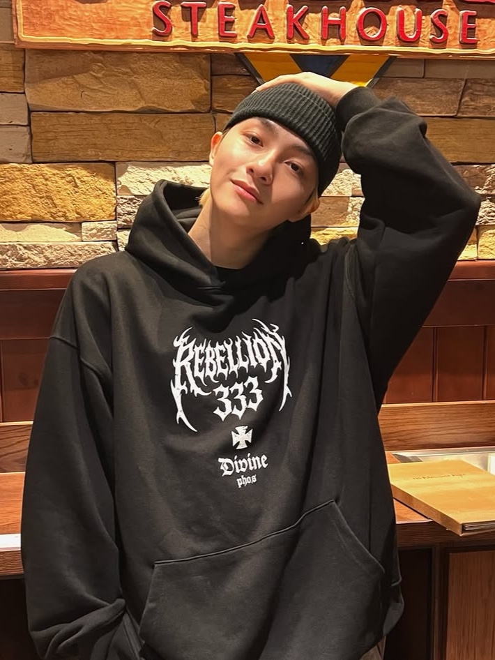 PHOS333 Rebellion 333 Hoodie Black, PHOS333 Rebellion 333 Hoodie Melange White 착용 스타일 - 1