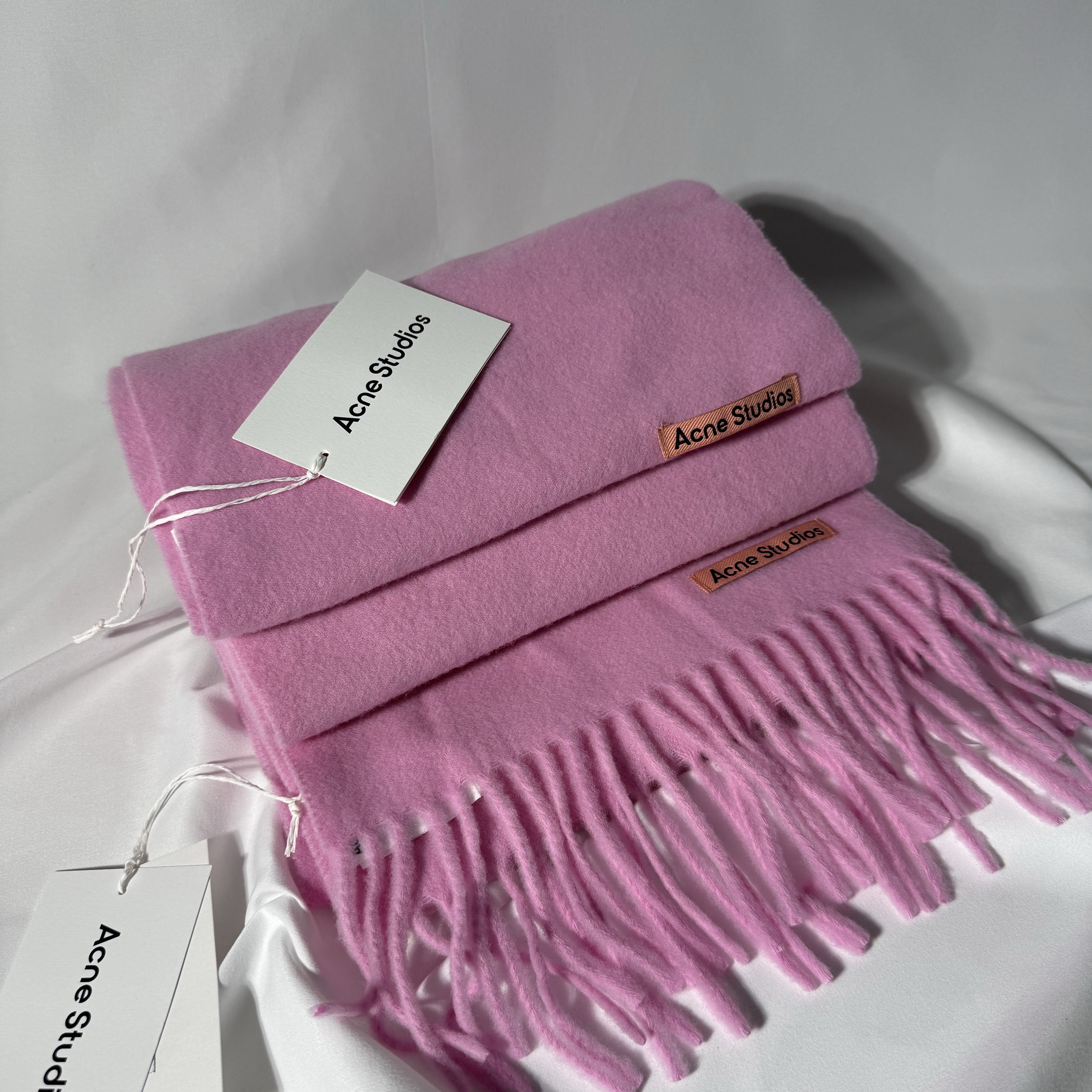 Acne Studio Fringe Wool Muffler Candy Pink 착용 스타일 - 1