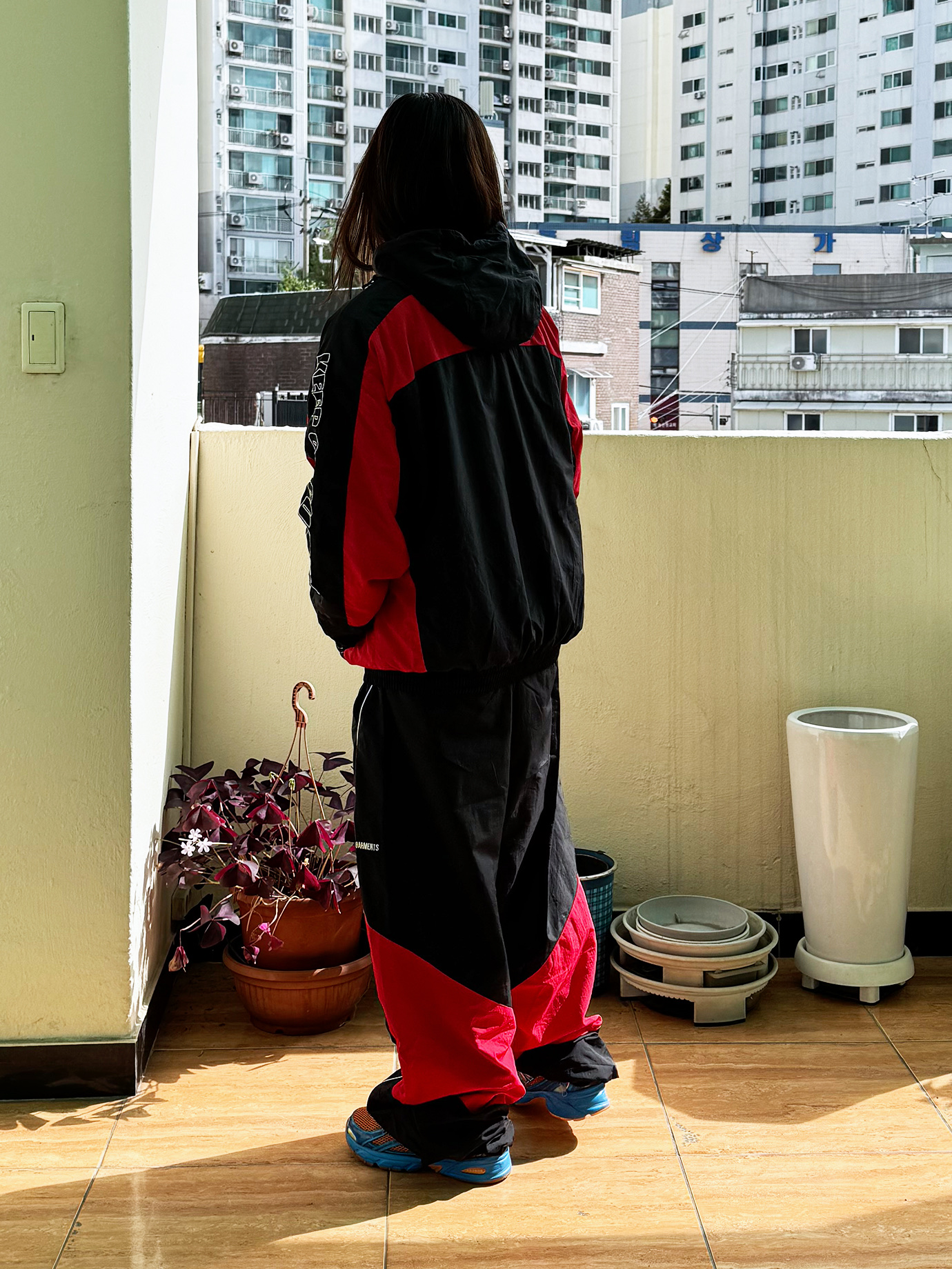 QT8 Garments Retro Hooded Track Jacket Black/Red, QT8 GARMENTS Track Pant Black/Red 착용 스타일 - 2