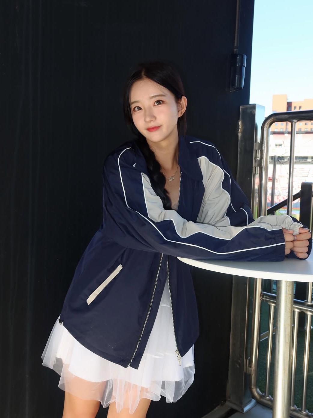SLOW RECORD HOUSE Piping Line Windbreaker Navy 착용 스타일 - 1