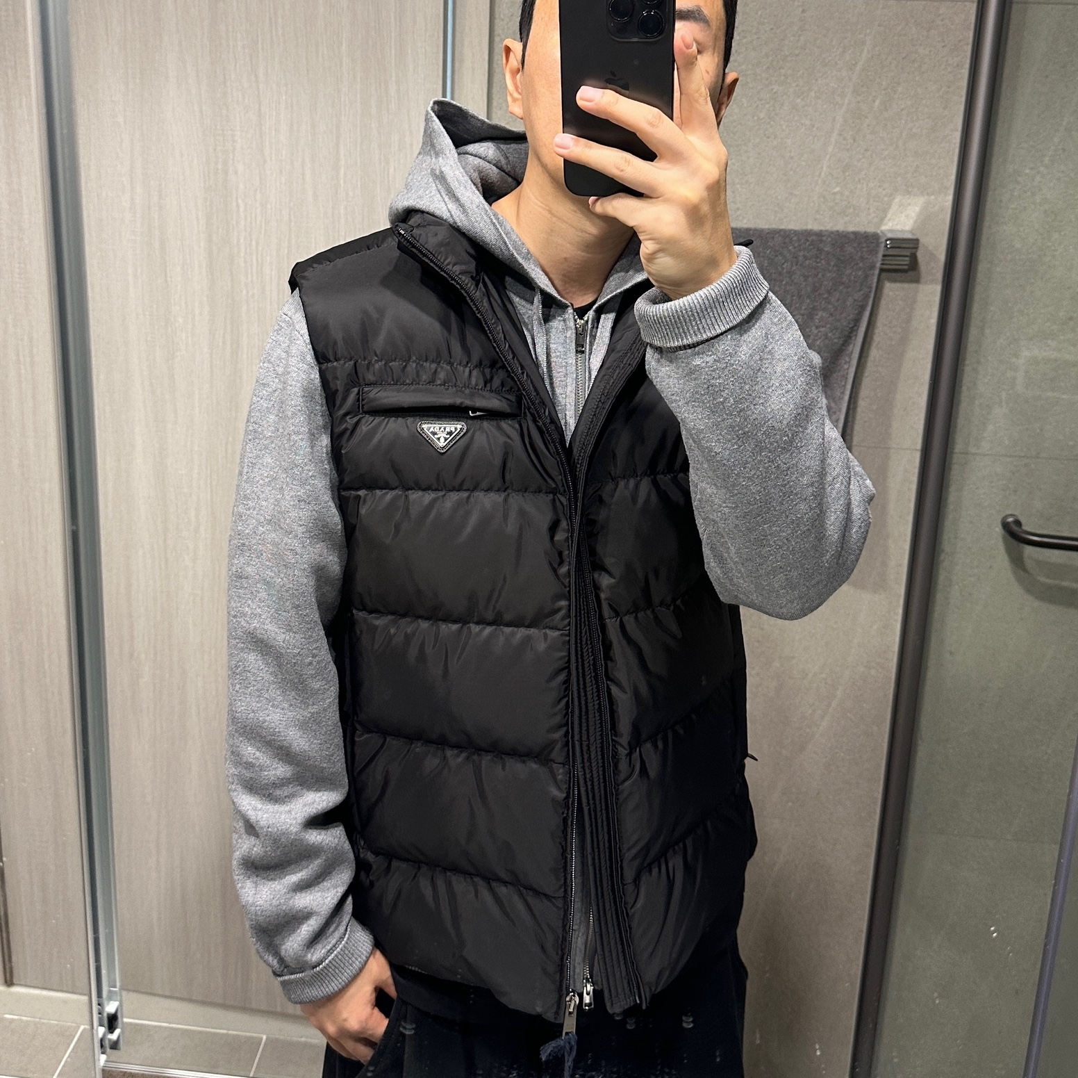 Prada Re-Nylon Down Vest Black 착용 스타일 - 2