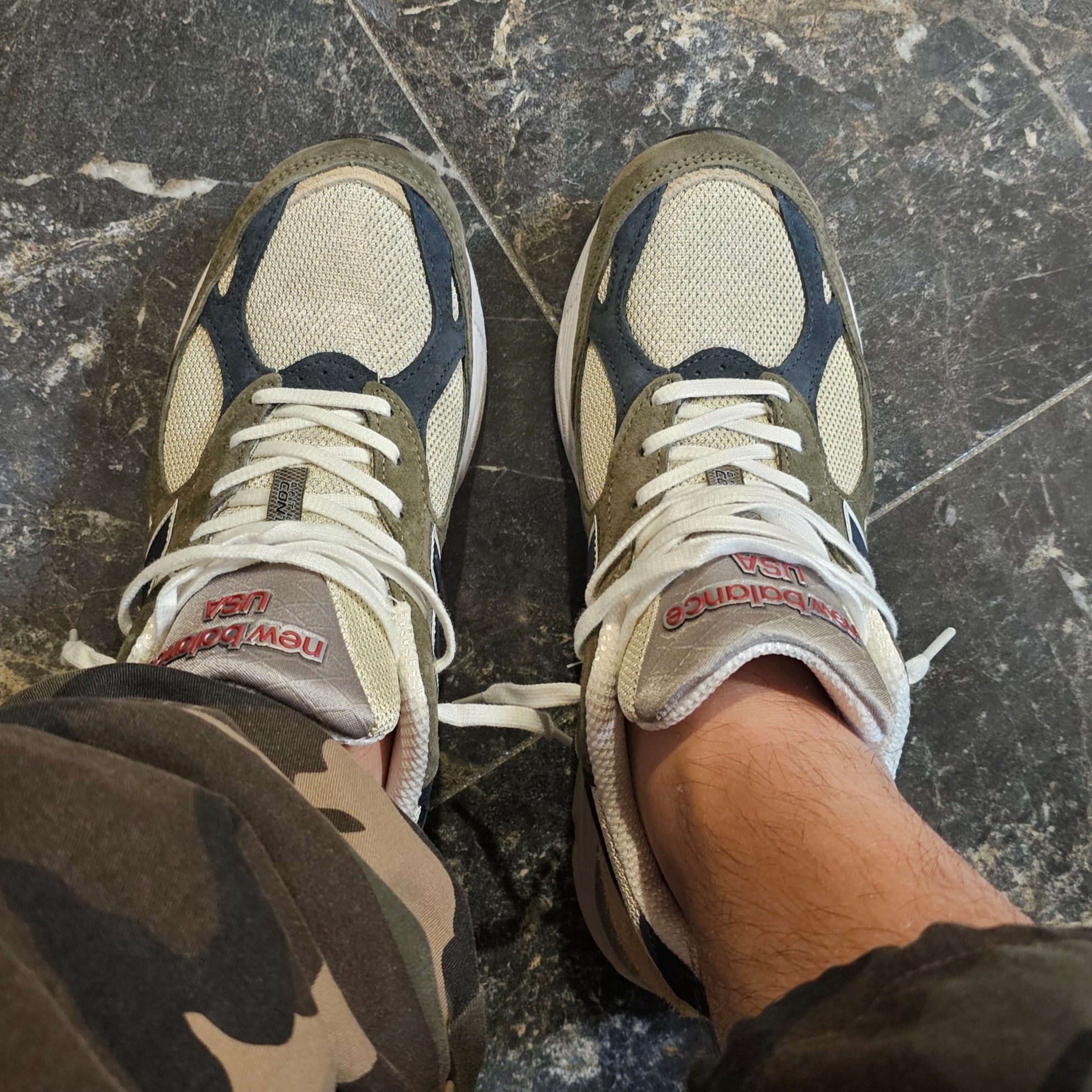 New Balance 990v3 Made in USA Olive 착용 스타일 - 2