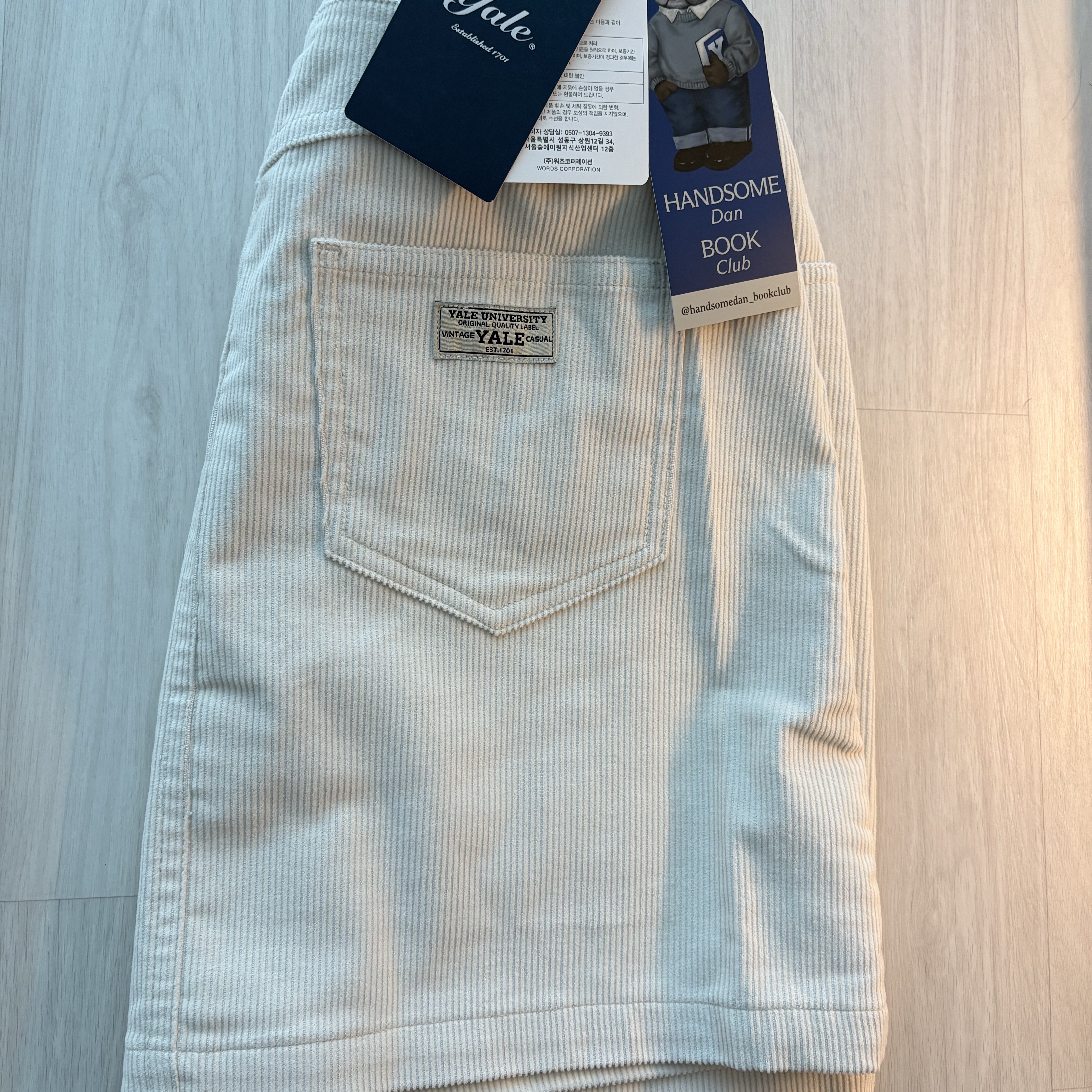 Yale Women’s Corduroy Short Skirt Cream, Yale Women's Comfort Wool Round Cardigan Ivory 착용 스타일 - 1