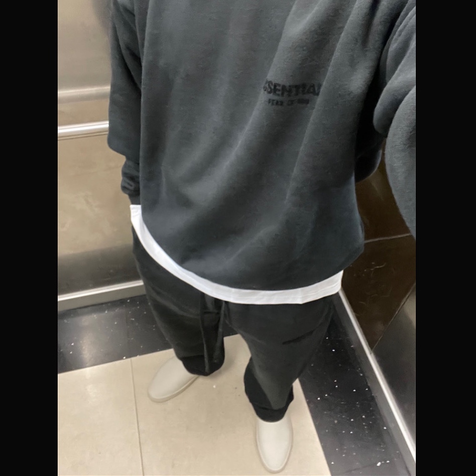 Essentials The Core Collection Crewneck Sweatshirt Stretch Limo, Essentials The Core Collection Relaxed Sweatpants Stretch Limo 착용 스타일