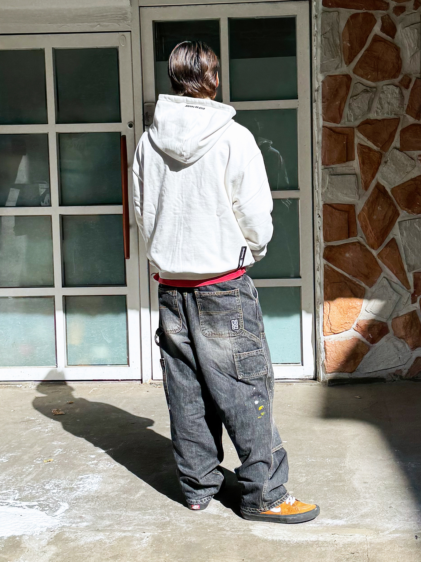 QT8 GARMENTS Bliss Washed Zip-up hoodie Ecru, QT8 GARMENTS Painted Double Knee Washed Pants Black 착용 스타일 - 3