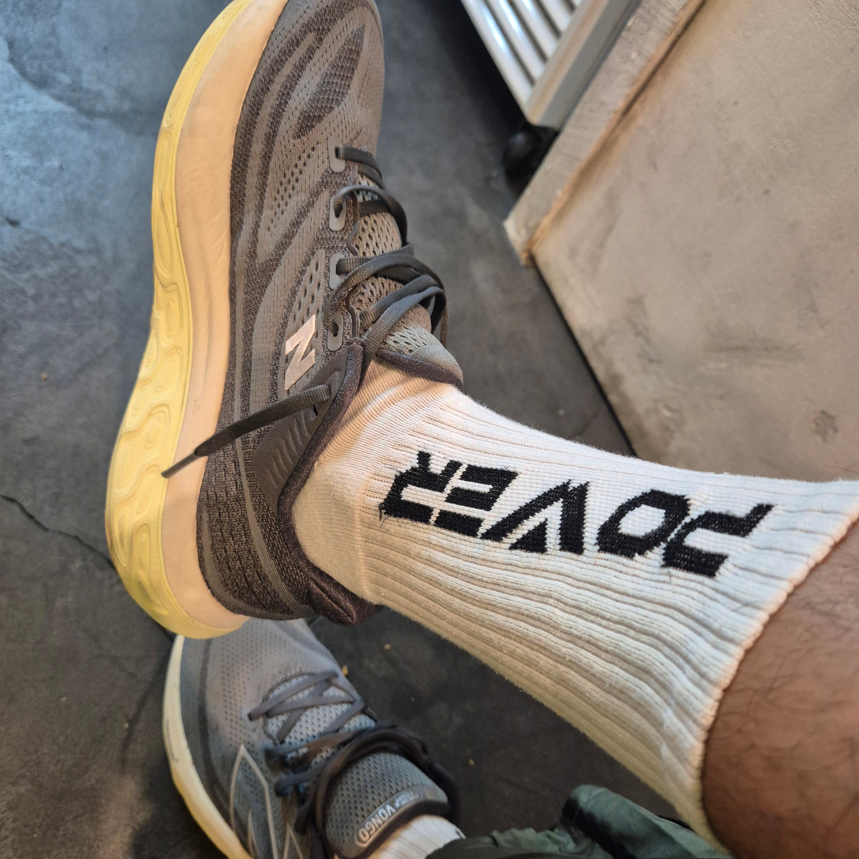 New Balance Fresh Foam X Vongo V6 Harbor Grey Limelight - 2E Wide 착용 스타일