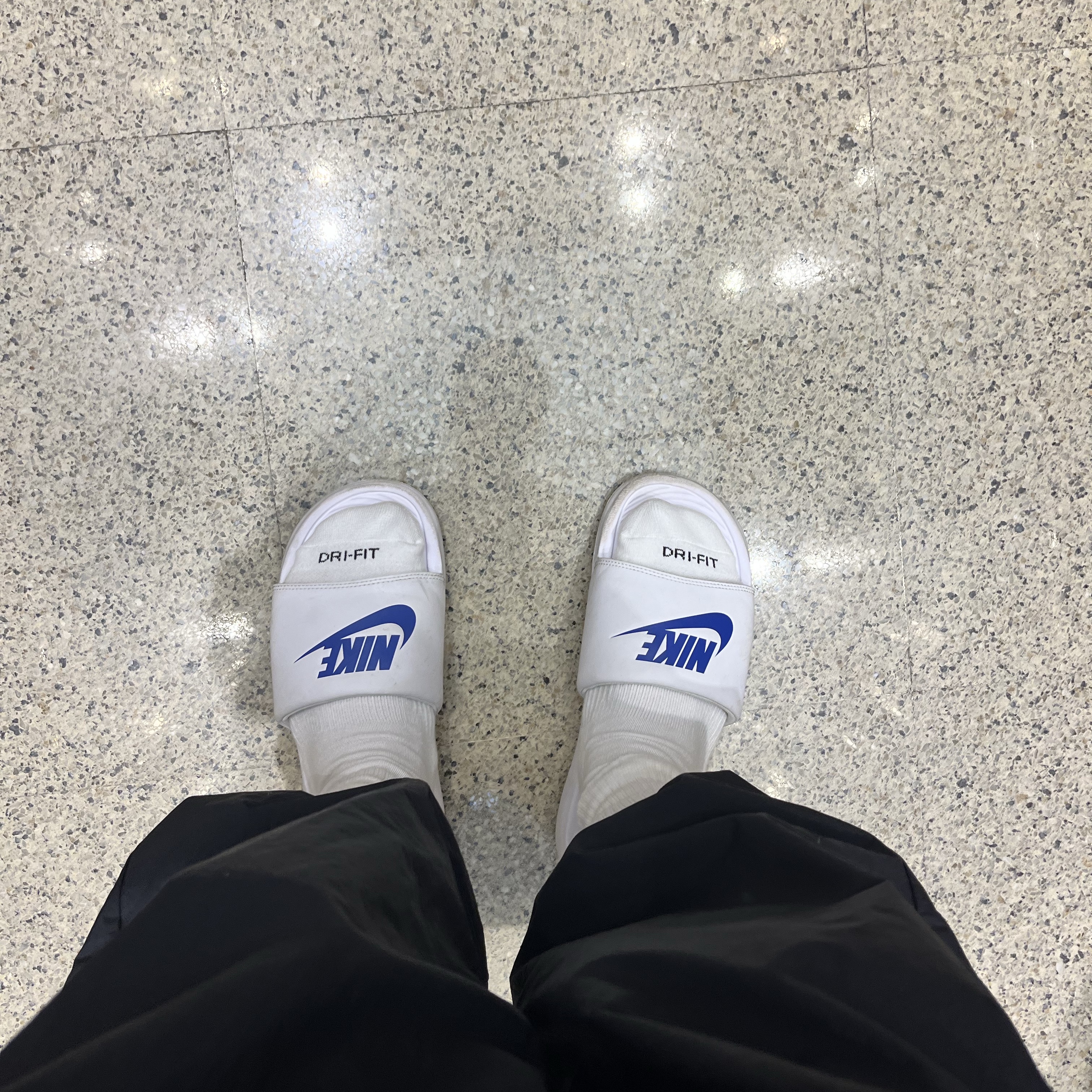 Nike Victori One Slides White, Nike Everyday Cushioned Training Crew Socks White (6 Pack/Korean Ver.) 착용 스타일