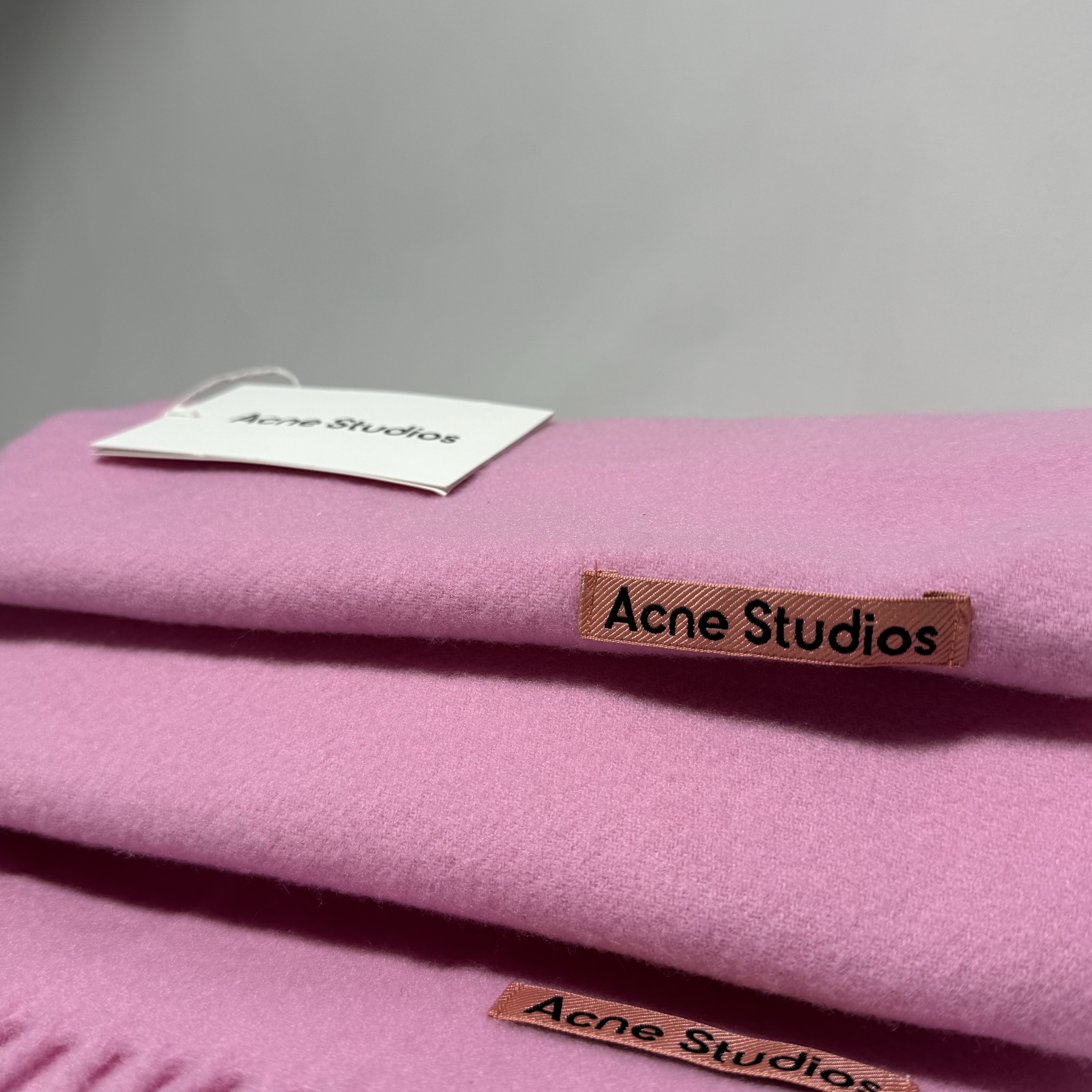 Acne Studio Fringe Wool Muffler Candy Pink 착용 스타일 - 2