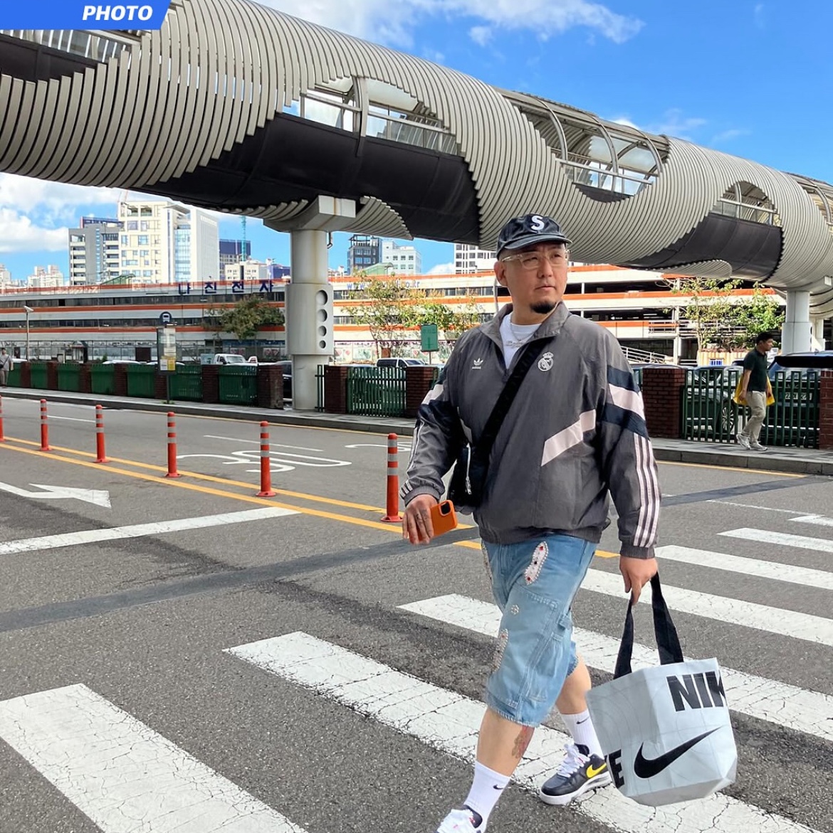 Adidas Real Madrid Originals Track Top Charcoal Grey - KR Sizing, Nike x Peaceminusone Air Force 1 Low Para-Noise 3.0 Black and Multicolor 착용 스타일 - 2