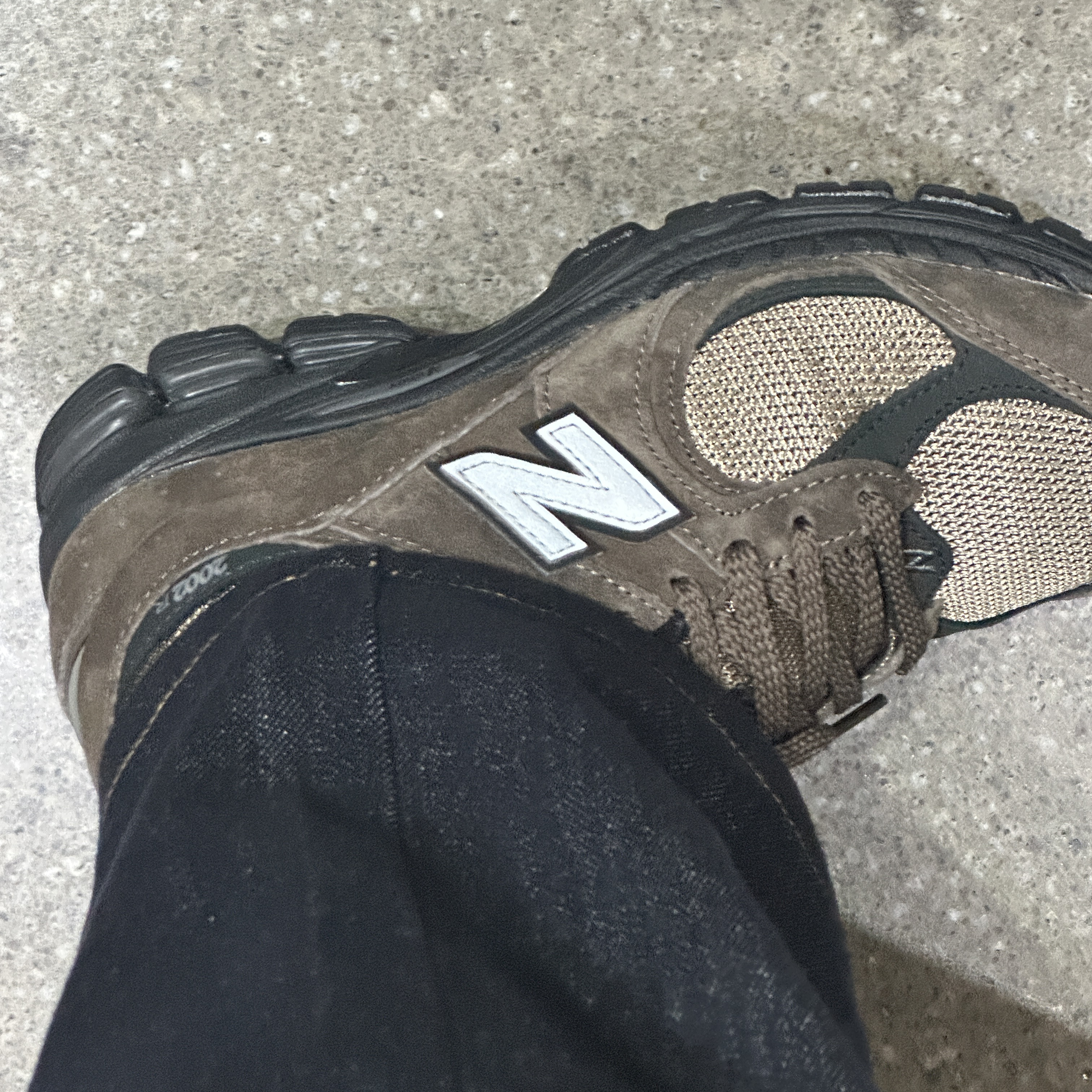 New Balance 2002R Brown Black 착용 스타일 - 1