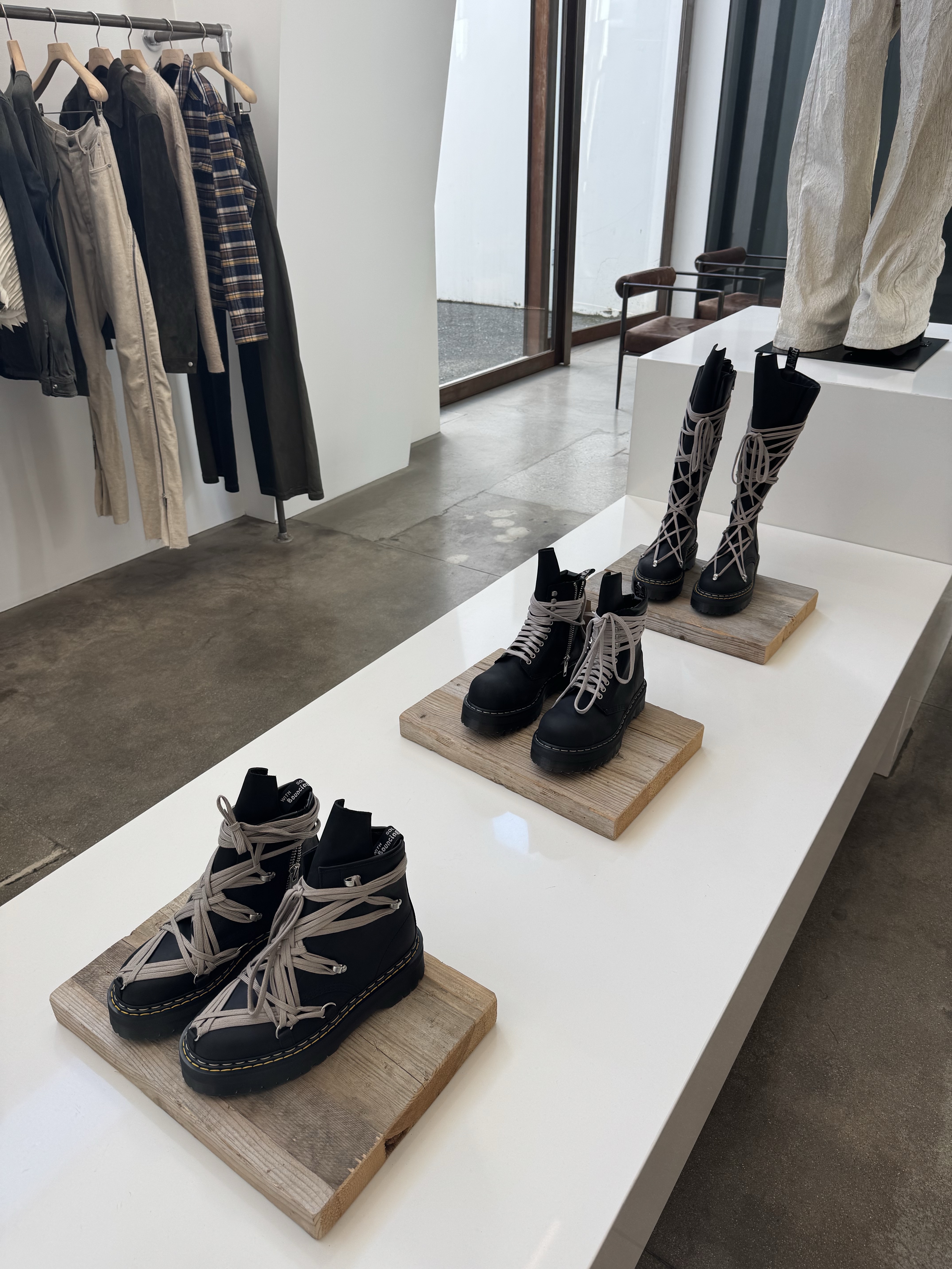 Dr. Martens x Rick Owens 1B60 Quad Sole Pentalace Boots Black, Dr. Martens x Rick Owens Quad Sole Steel Toe Boots Black 착용 스타일 - 6