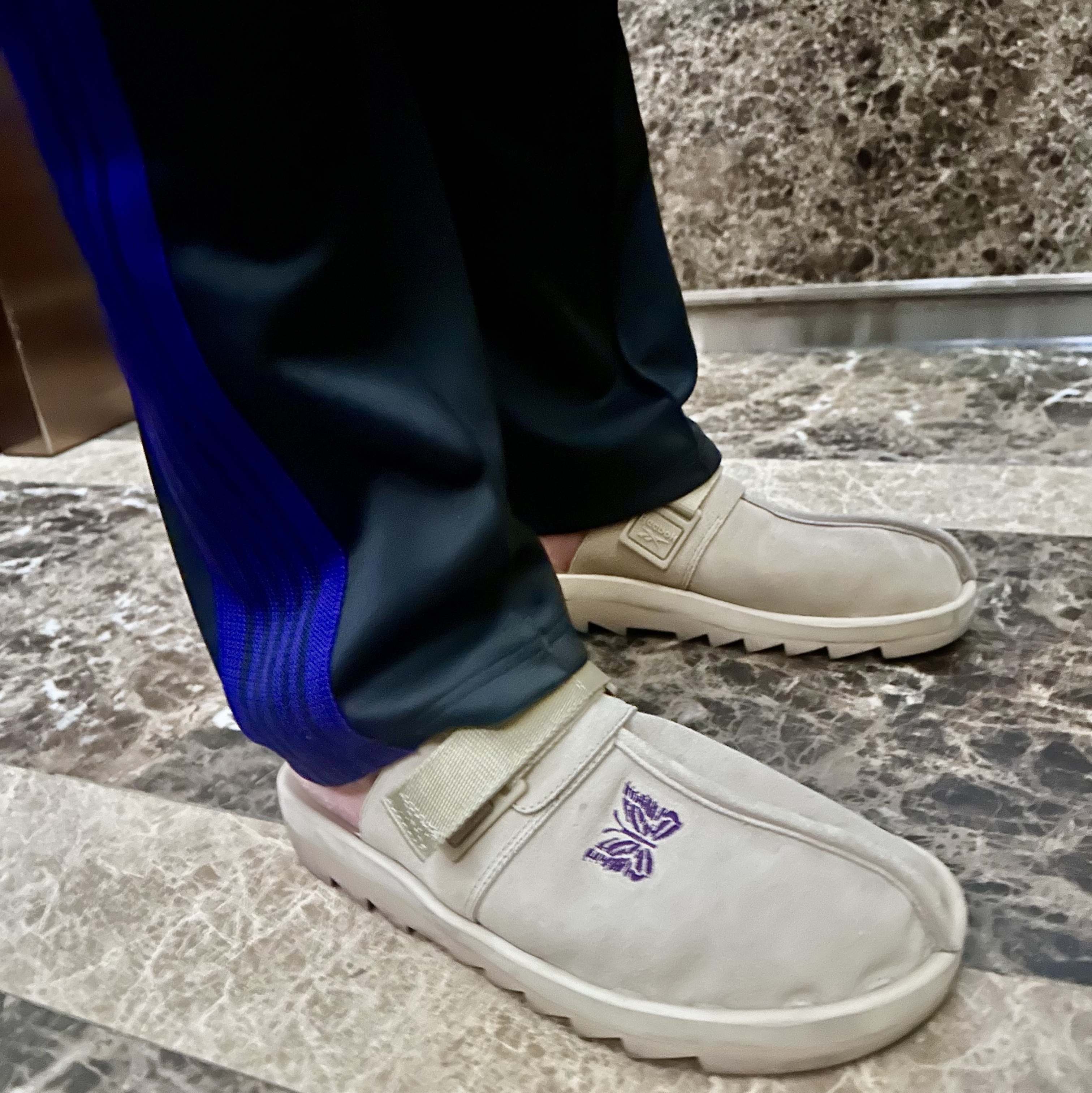 Reebok x Needles Beatnik Beige, Needles Narrow Track Pants Dark Purple 착용 스타일 - 2