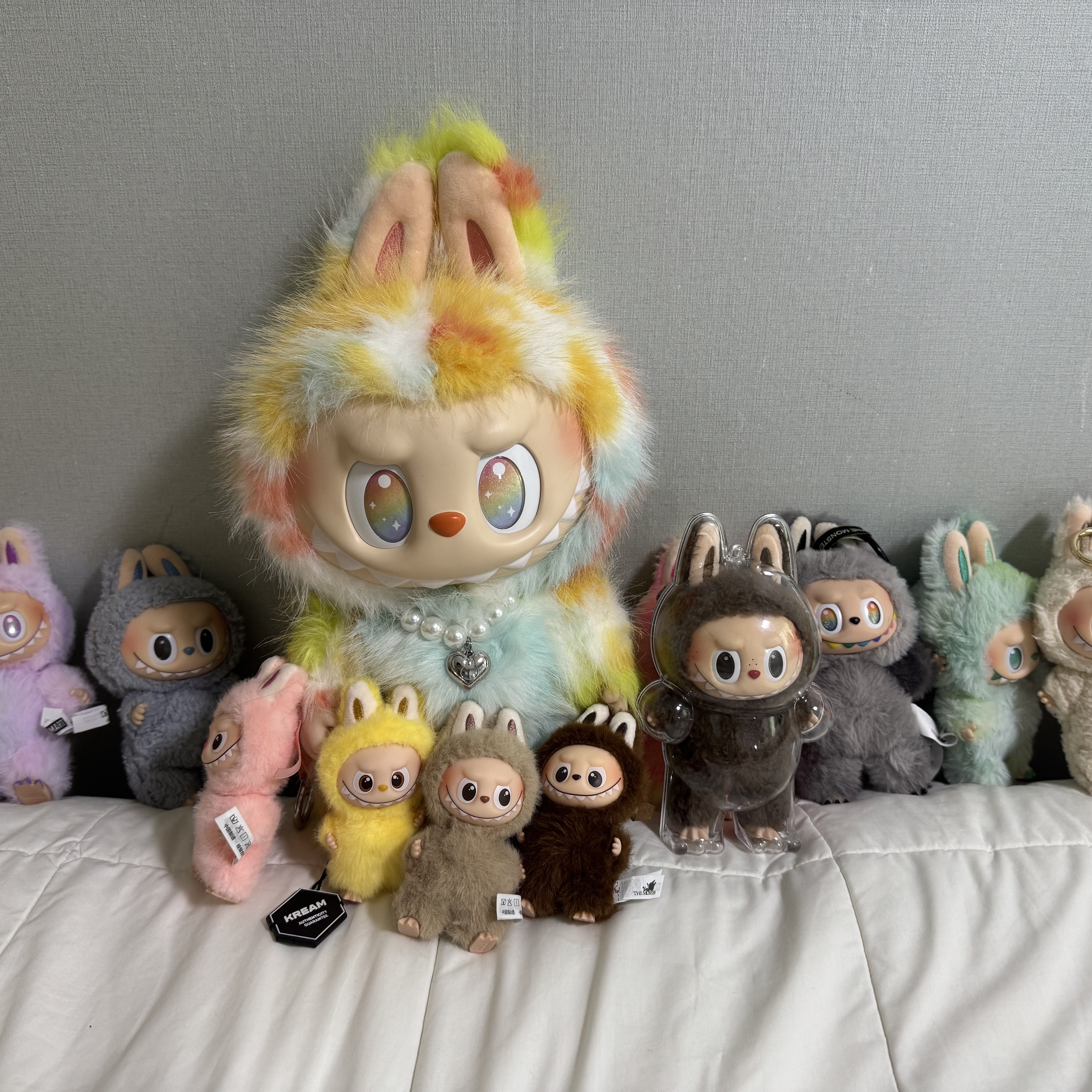 Pop Mart Labubu The Monsters Big Into Energy Series-Rock The Universe Vinyl Plush Doll, Pop Mart Labubu The Monsters Highlight Series Sealed Case (6 Blind Boxes) 착용 스타일