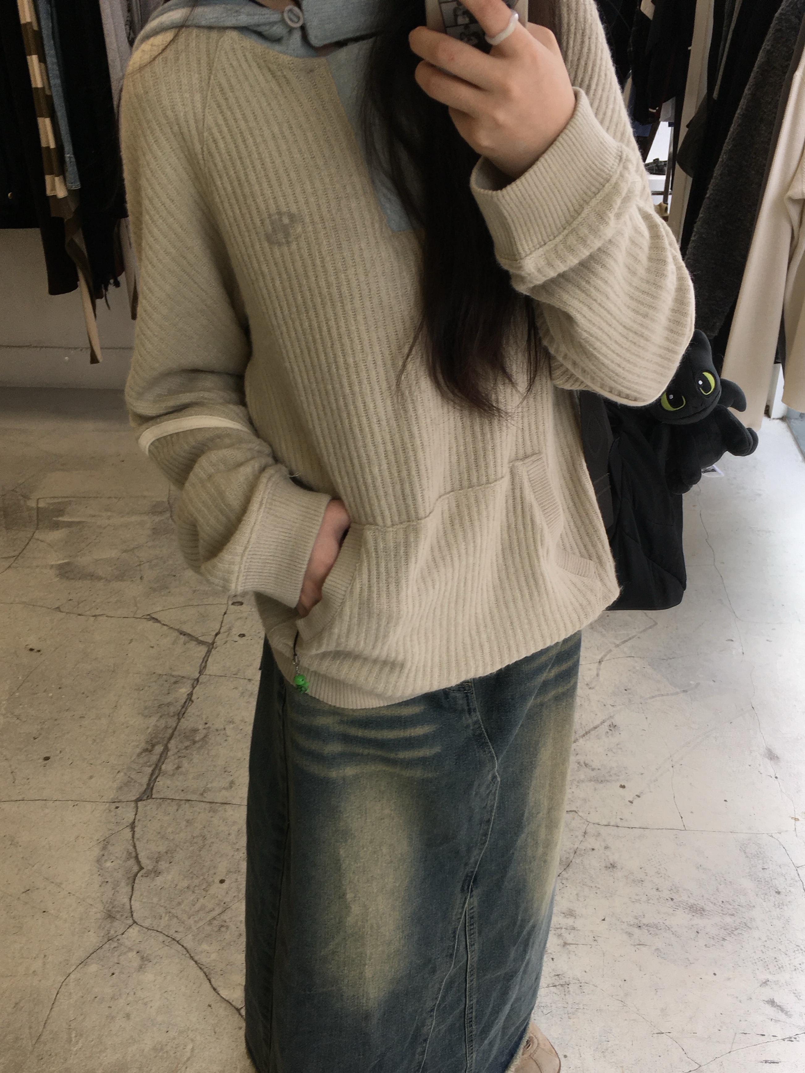 Sansan Gear Ribbed Hoodie Knit Beige, Mischief Buckle Flap Backpack Black 착용 스타일 - 1
