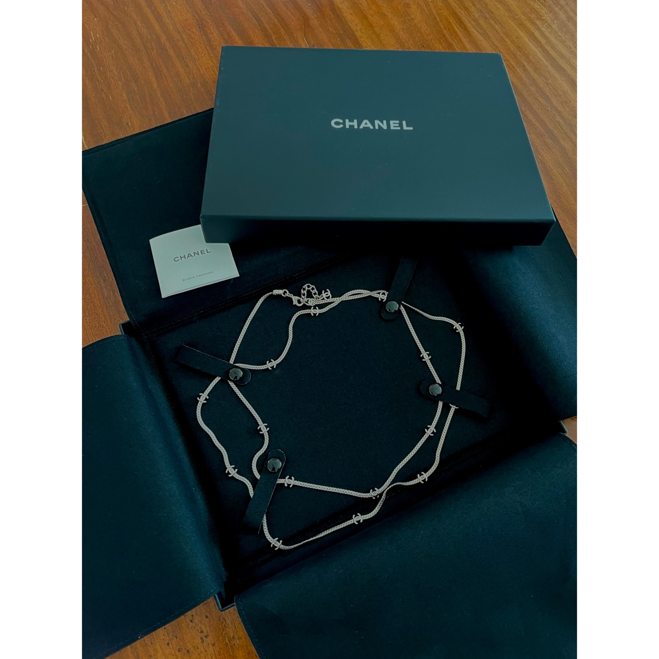 (W) Chanel Long Necklace Metal & Silver 착용 스타일