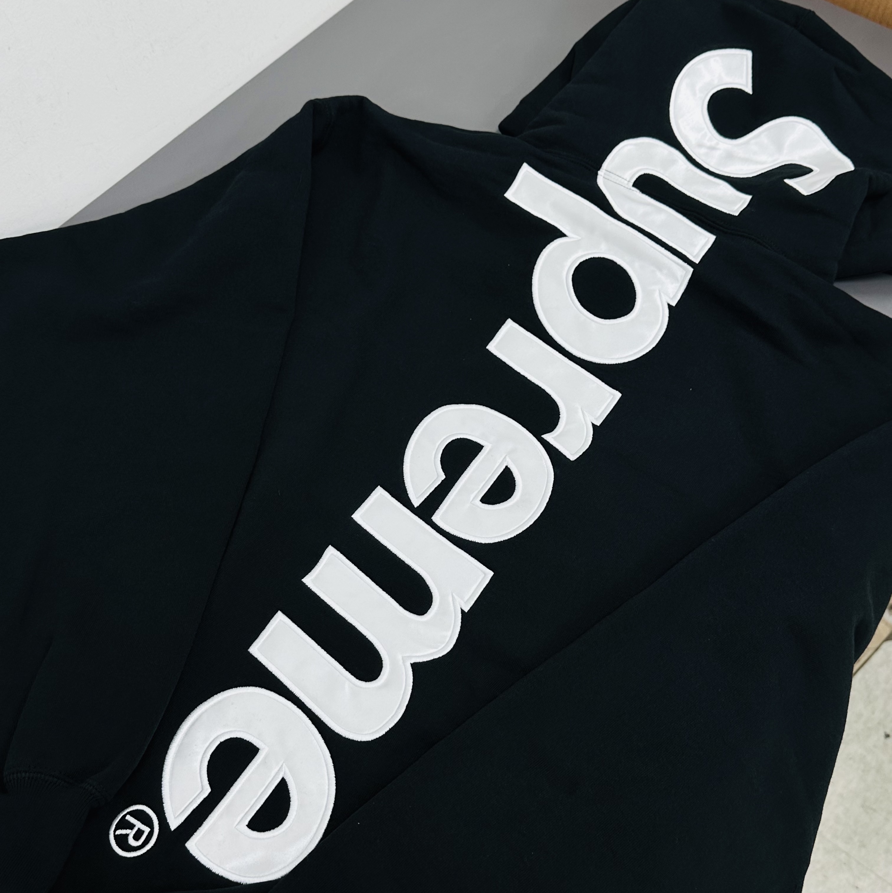 Supreme Satin Applique Hooded Sweatshirt Black - 25FW 착용 스타일