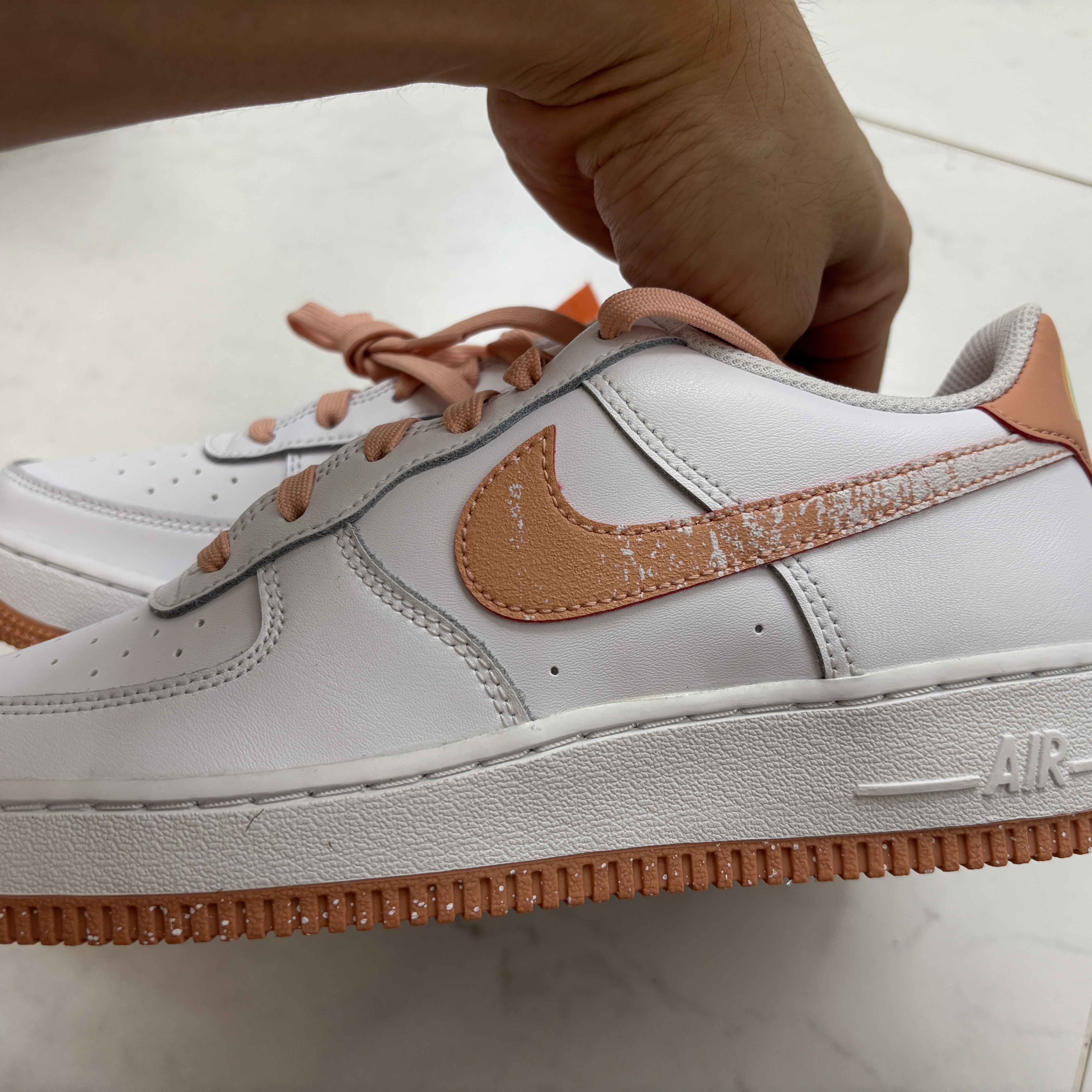(GS) Nike Air Force 1 LV8 Light Madder Root 착용 스타일 - 2