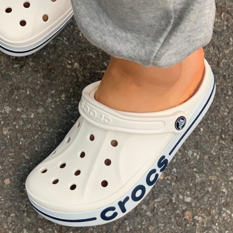 Crocs Bayaband Clog White Navy 착용 스타일