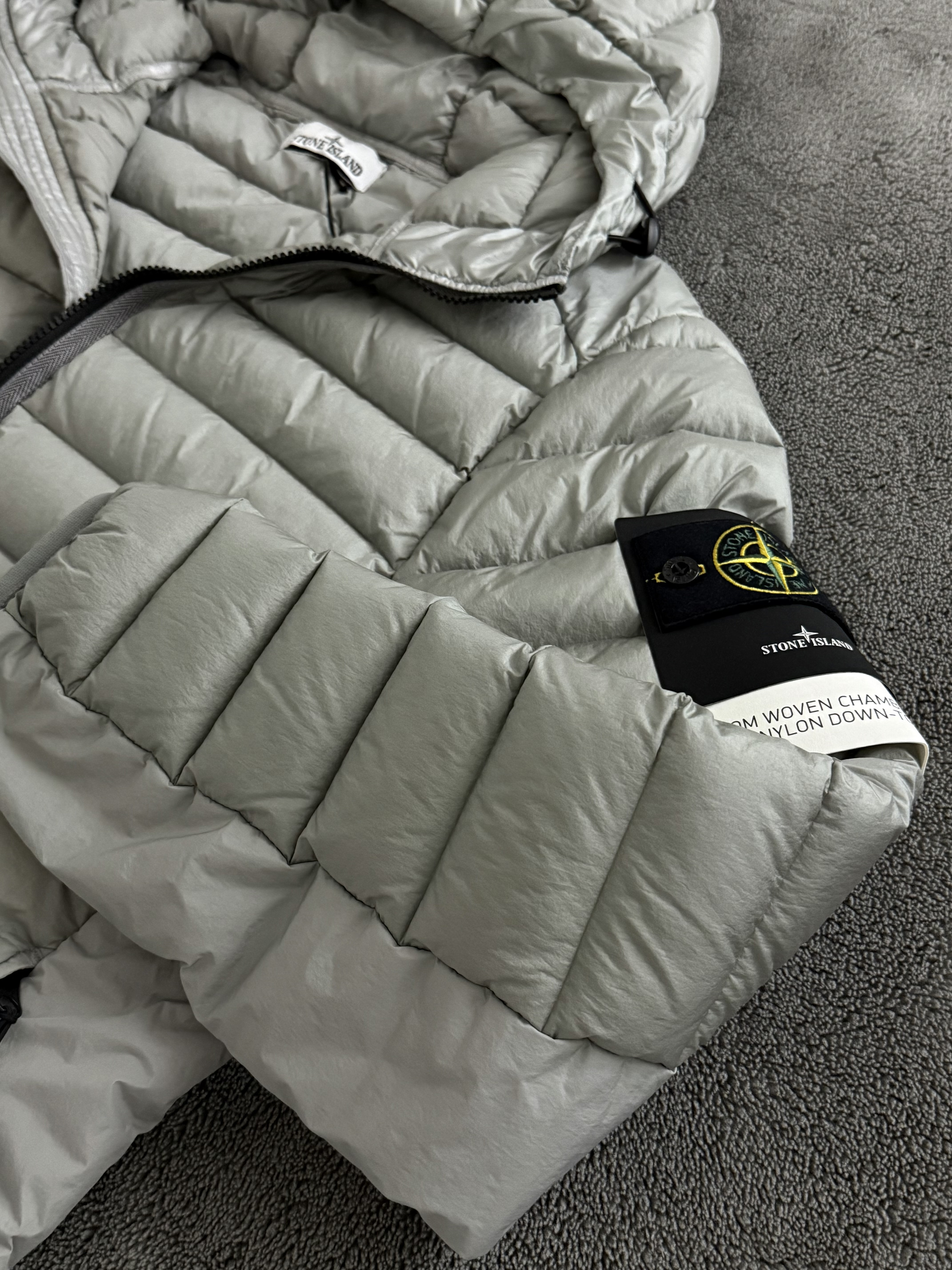 Stone Island 40324 Loom Woven Chambers Recycled Nylon Down-TC Light Hooded Down Jacket Grey - 24FW 착용 스타일 - 3