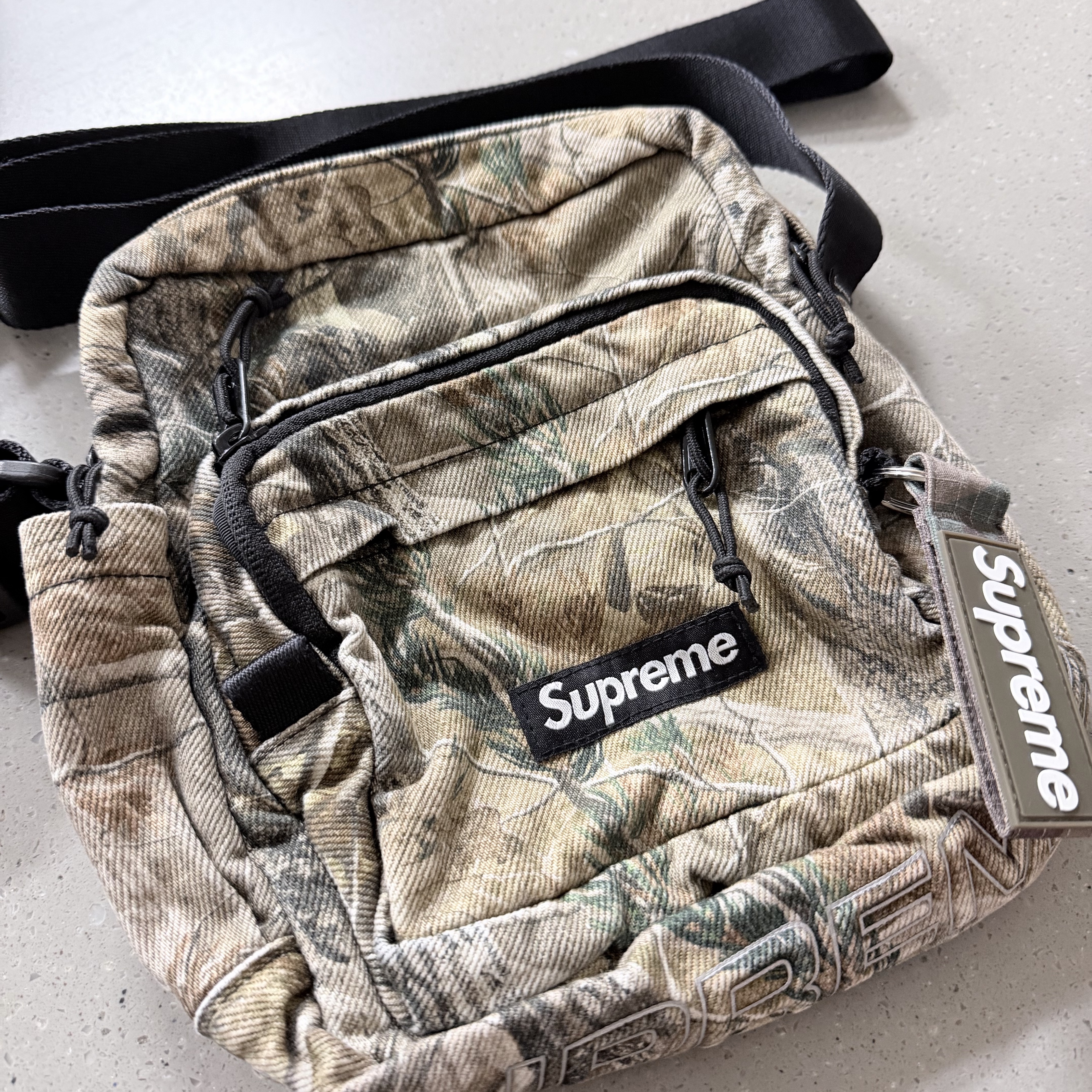 Supreme Denim Shoulder Bag Realtree AP Camo - 25FW 착용 스타일