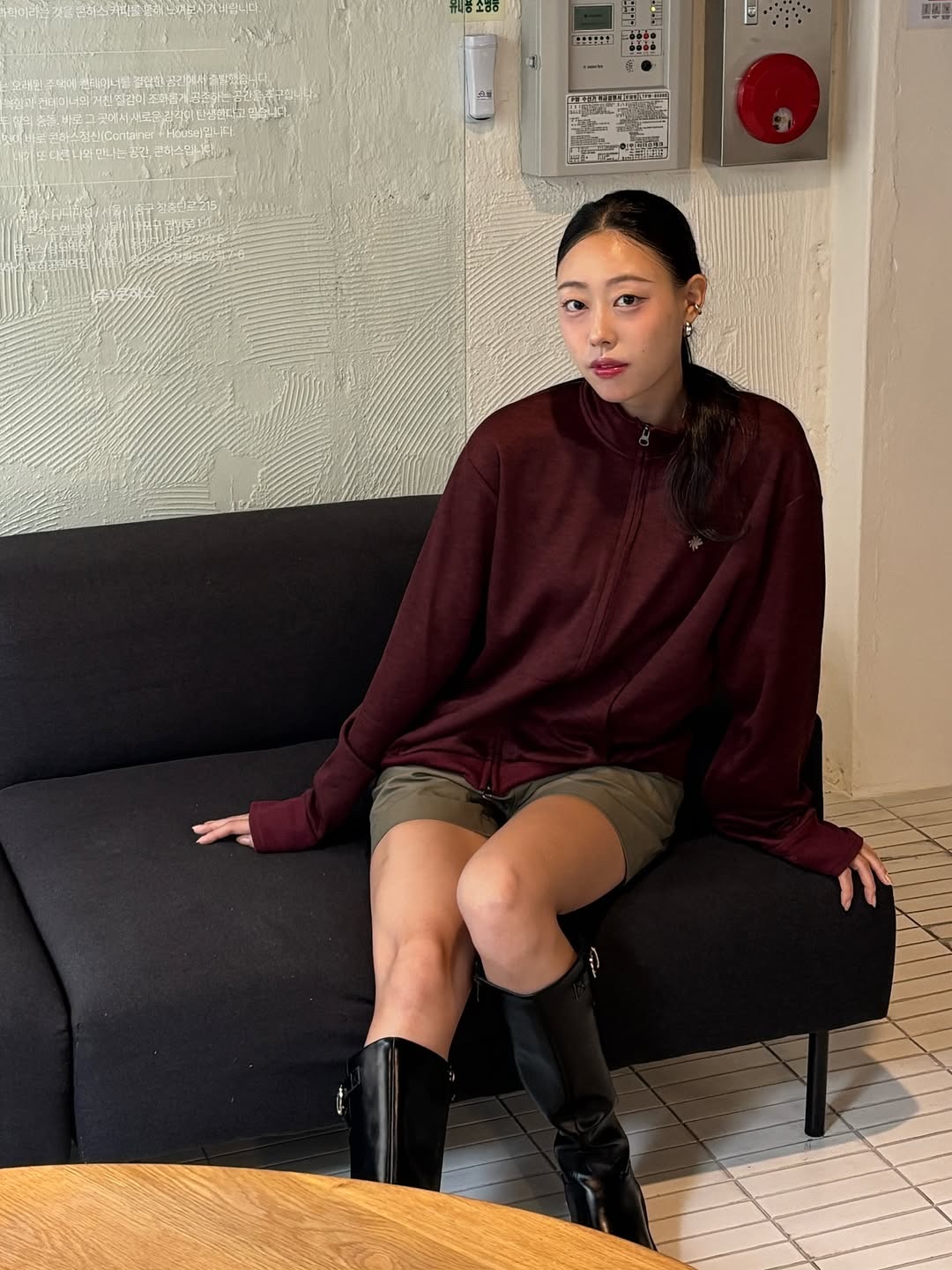 SLOW RECORD HOUSE Track Zip-Up Cardigan Red 착용 스타일 - 1
