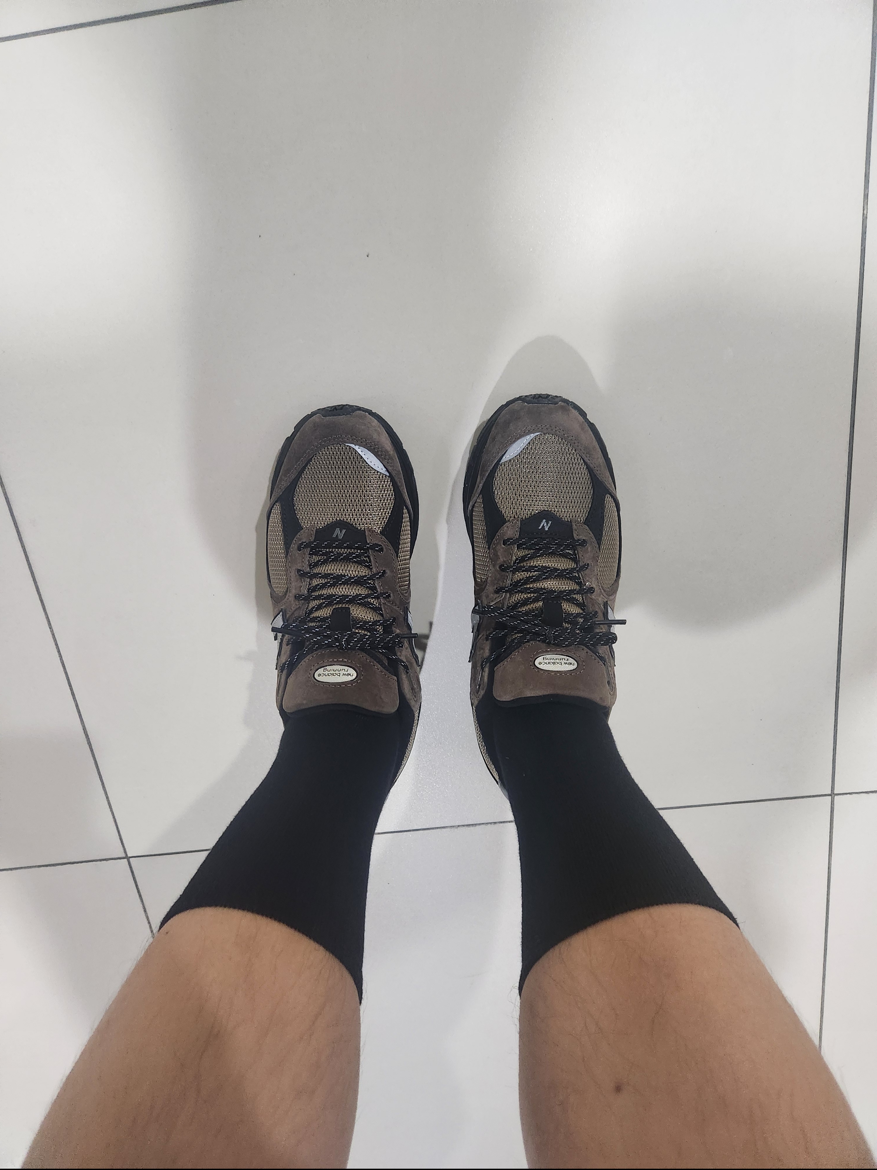 New Balance 2002R Brown Black 착용 스타일