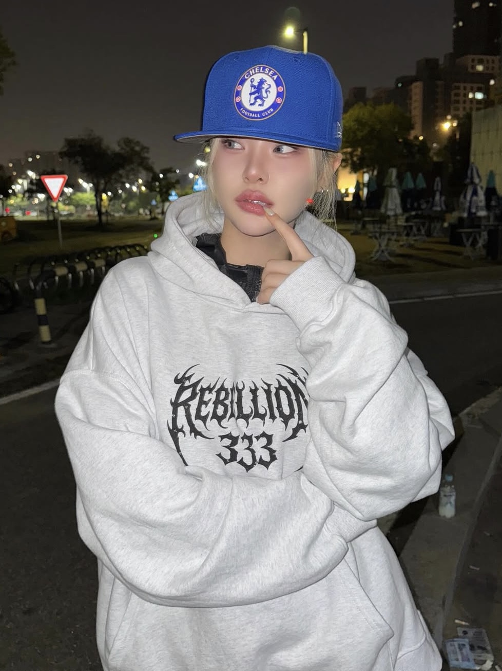 PHOS333 Rebellion 333 Hoodie Melange White, PHOS333 Rebellion 333 Hoodie Black 착용 스타일 - 1