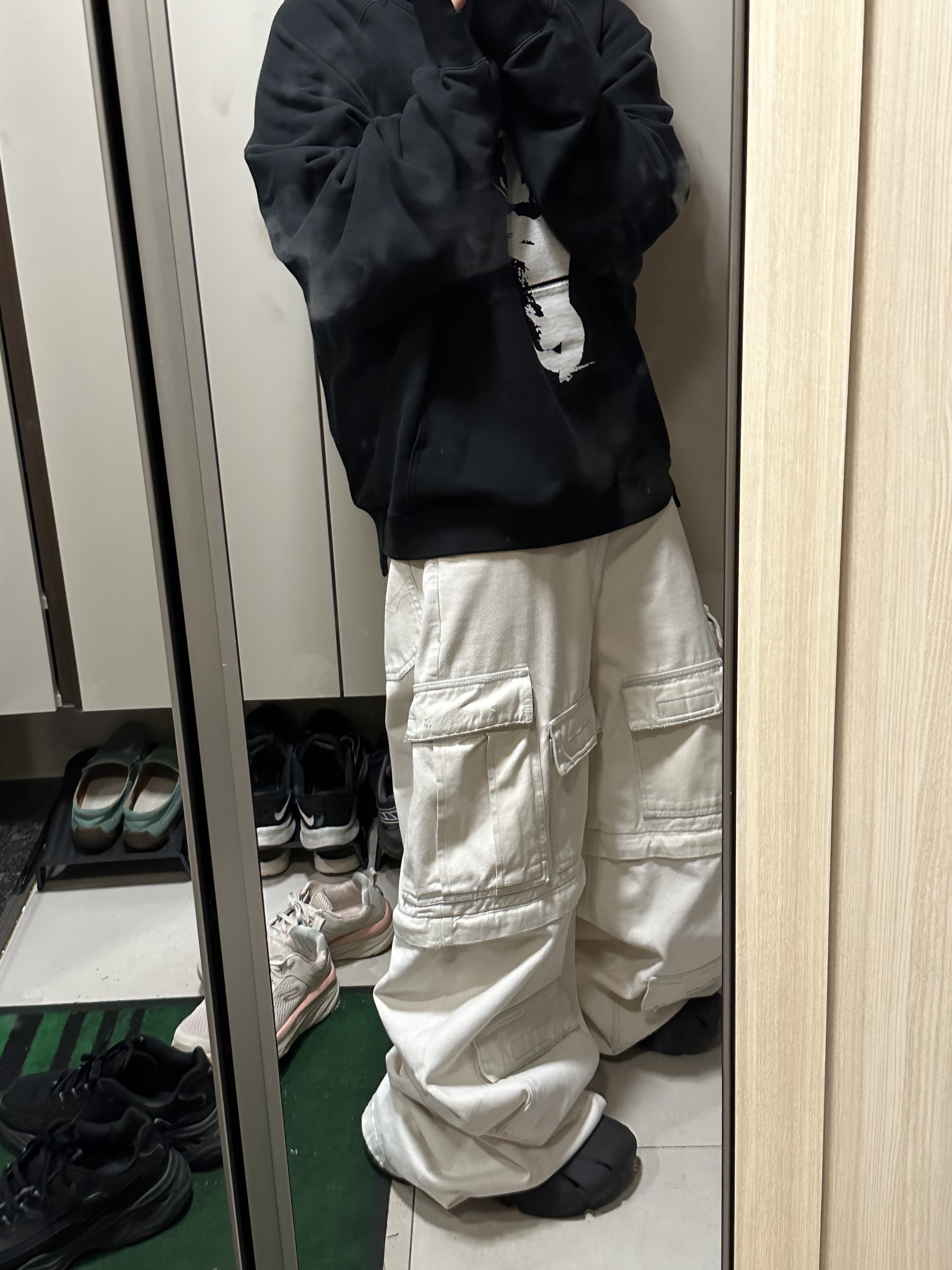 Balenciaga Defender Sneakers Black, Homme Plisse Issey Miyake MC August Hoodie Black 착용 스타일 - 4