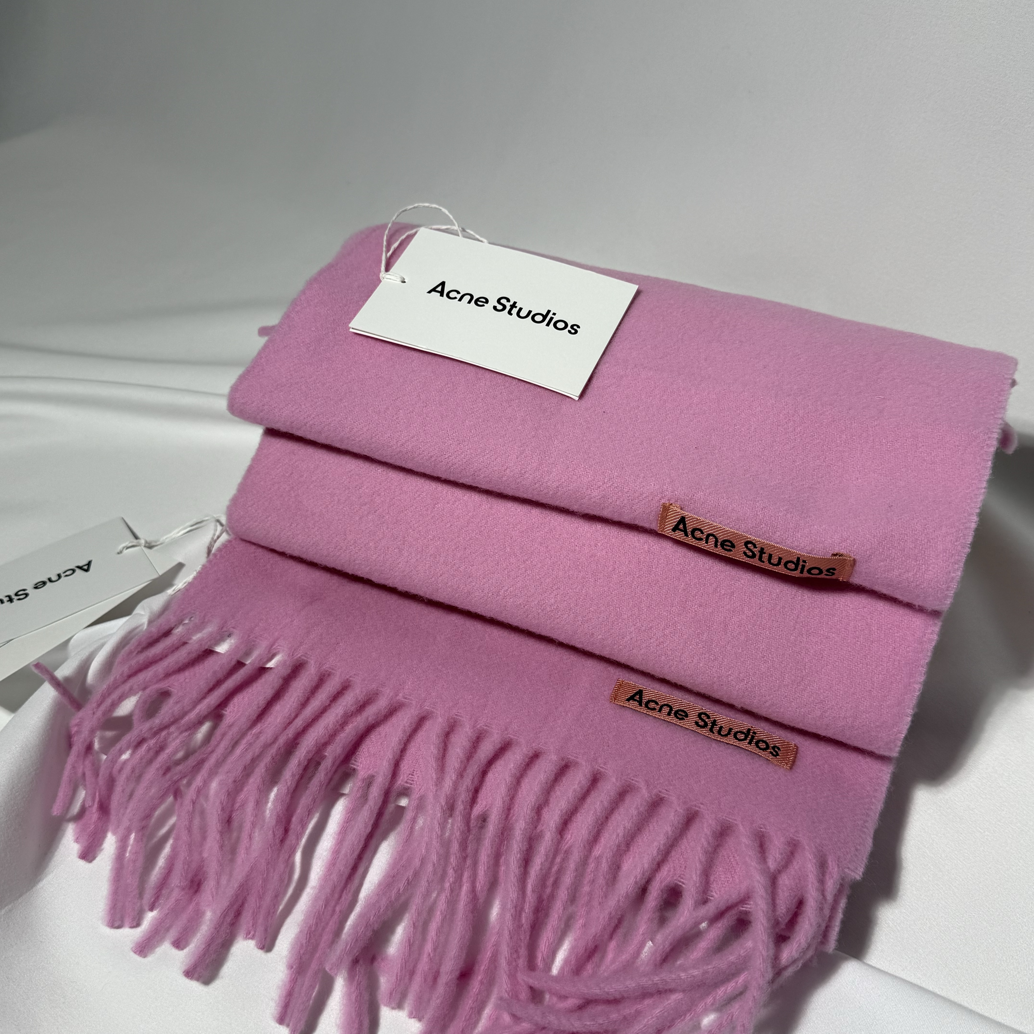 Acne Studio Fringe Wool Muffler Candy Pink 착용 스타일 - 3