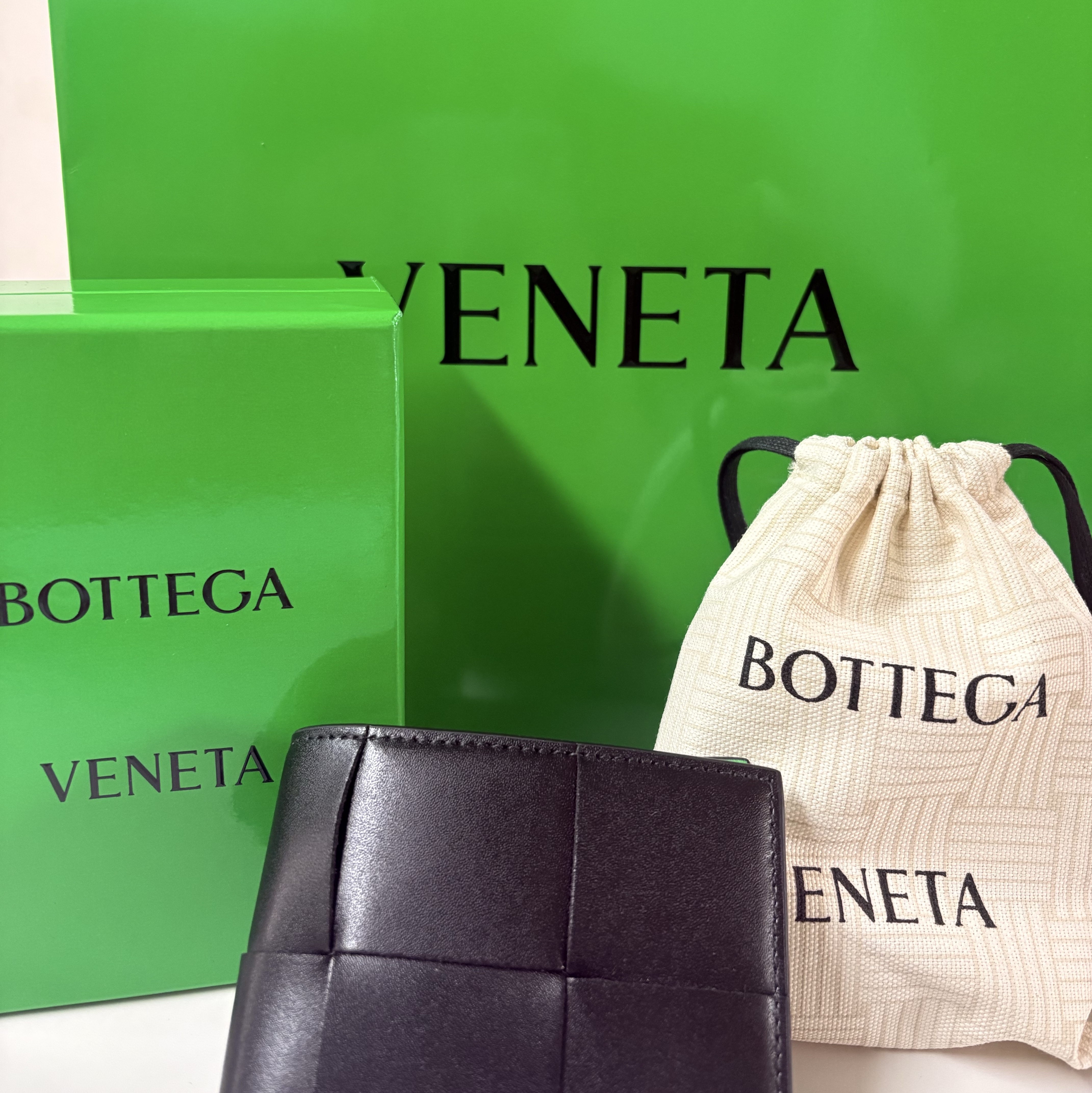 Bottega Veneta Cassette Bi-Fold Wallet Black Parakeet 착용 스타일 - 1