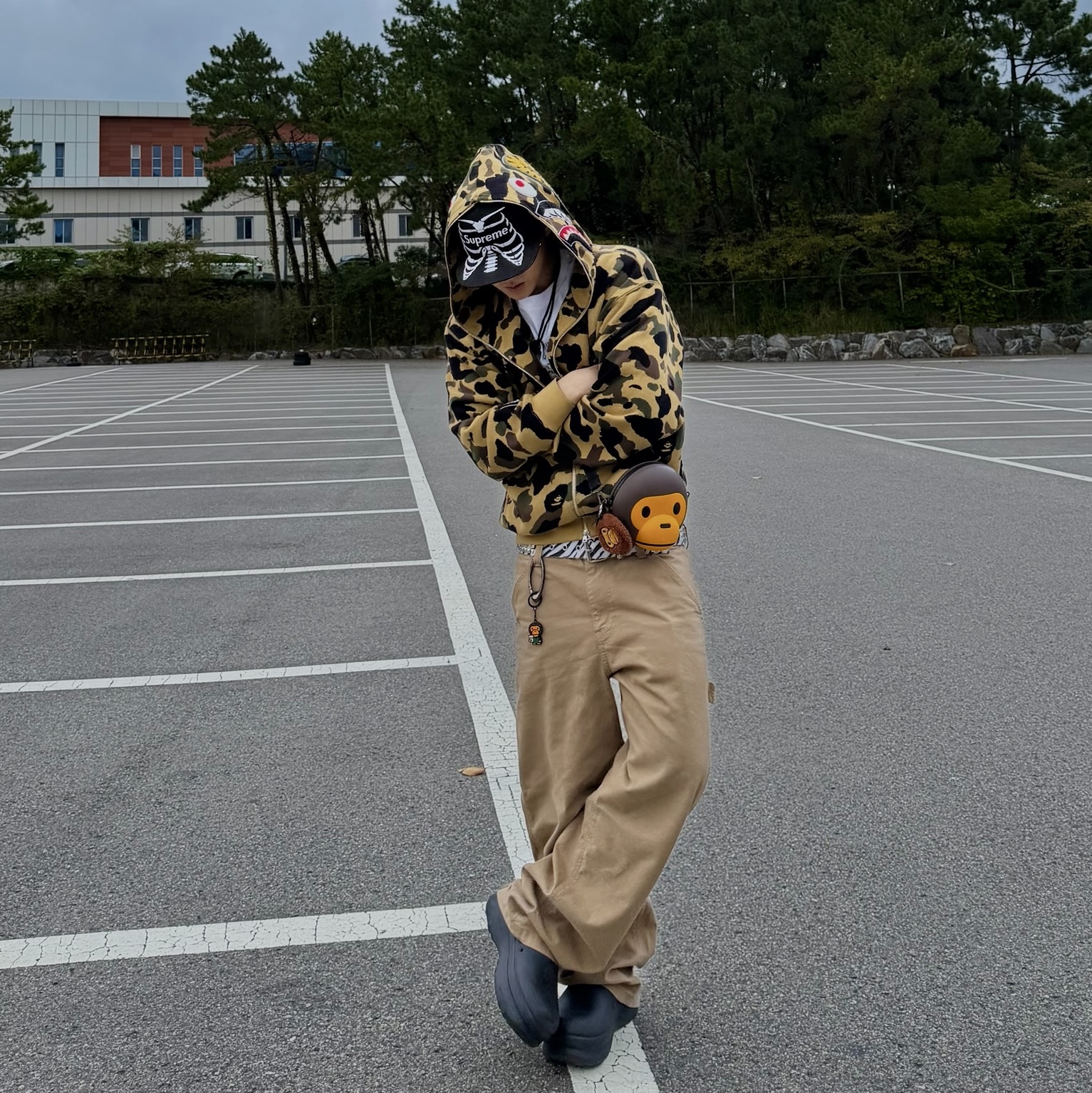 (W) Adidas Adifom Stan Smith Mule Core Black, Starbucks x BAPE Baby Milo Keychain 착용 스타일 - 2
