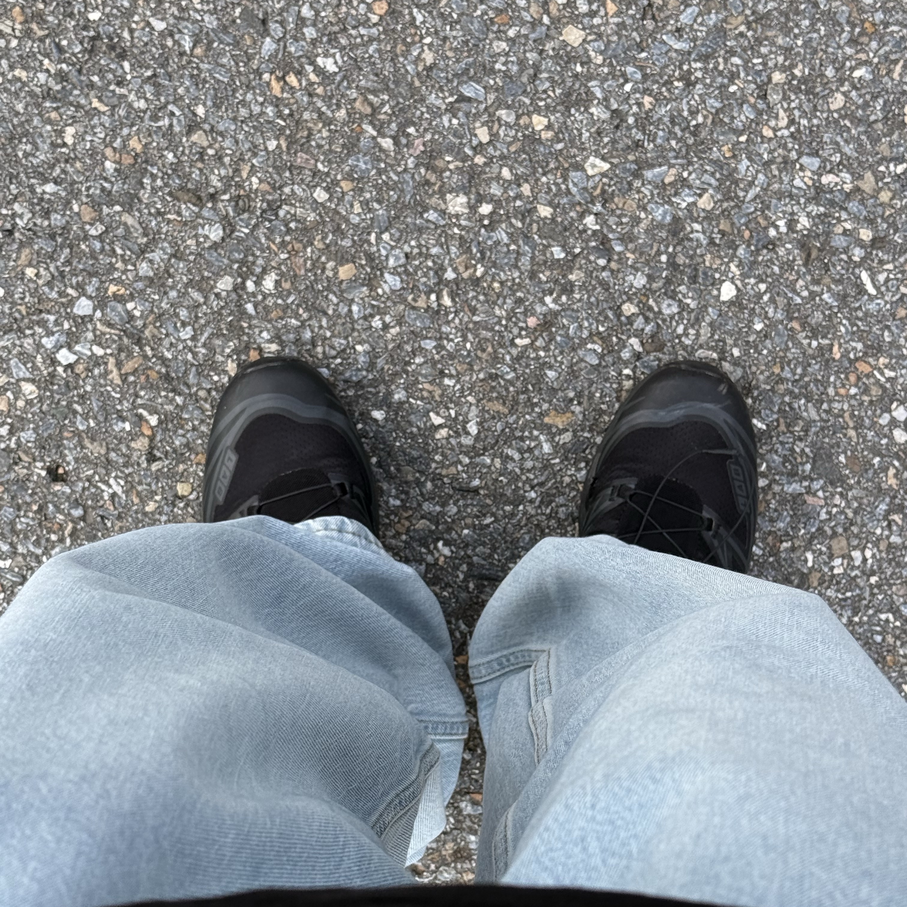 Levi's 578 Baggy Jeans Medium Wash, Salomon XT-6 ADV Black 착용 스타일 - 2
