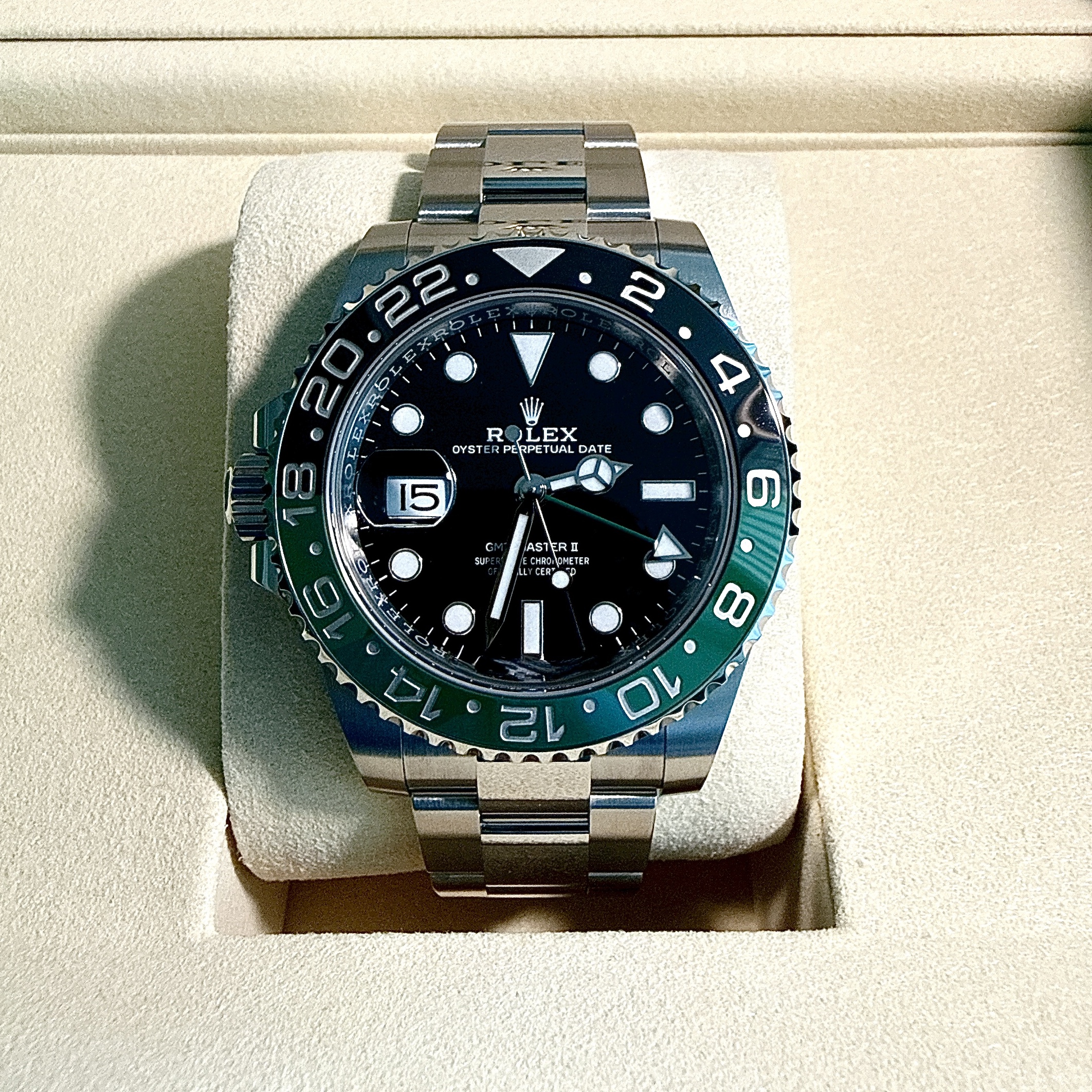 Rolex GMT-Master II 40mm 126720VTNR Black Oyster 착용 스타일