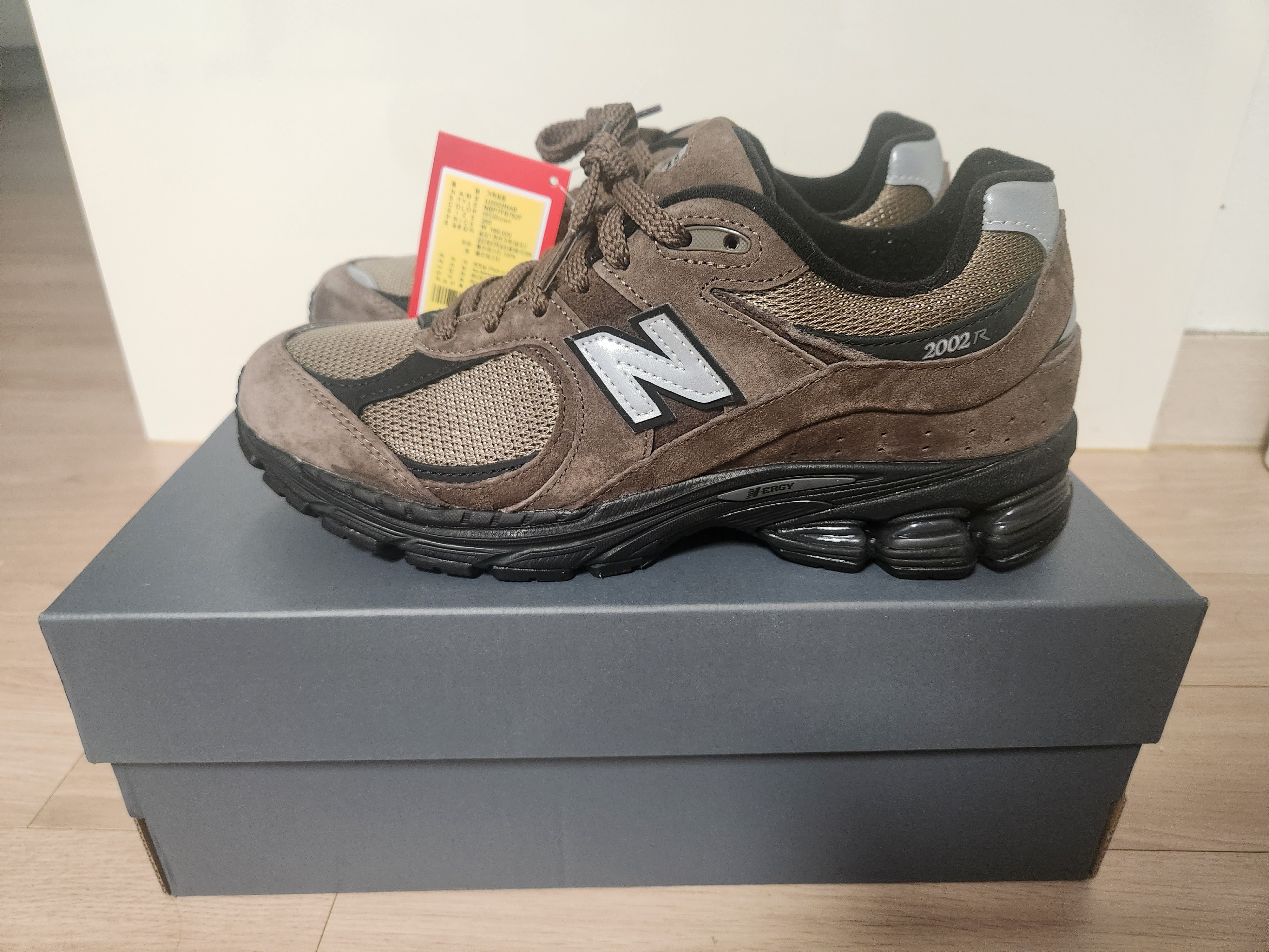 New Balance 2002R Brown Black 착용 스타일 - 1