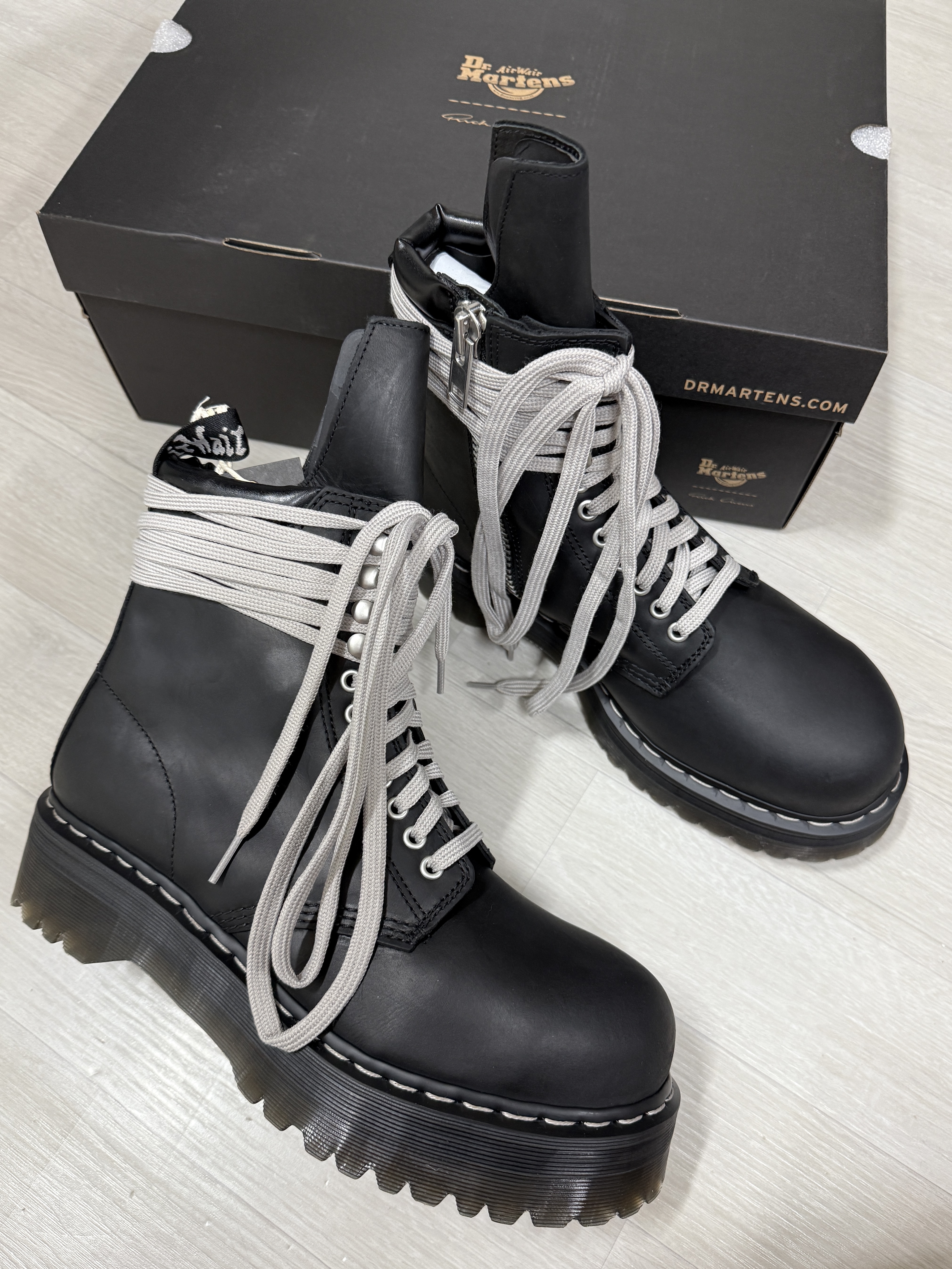 Dr. Martens x Rick Owens Quad Sole Steel Toe Boots Black 착용 스타일 - 1
