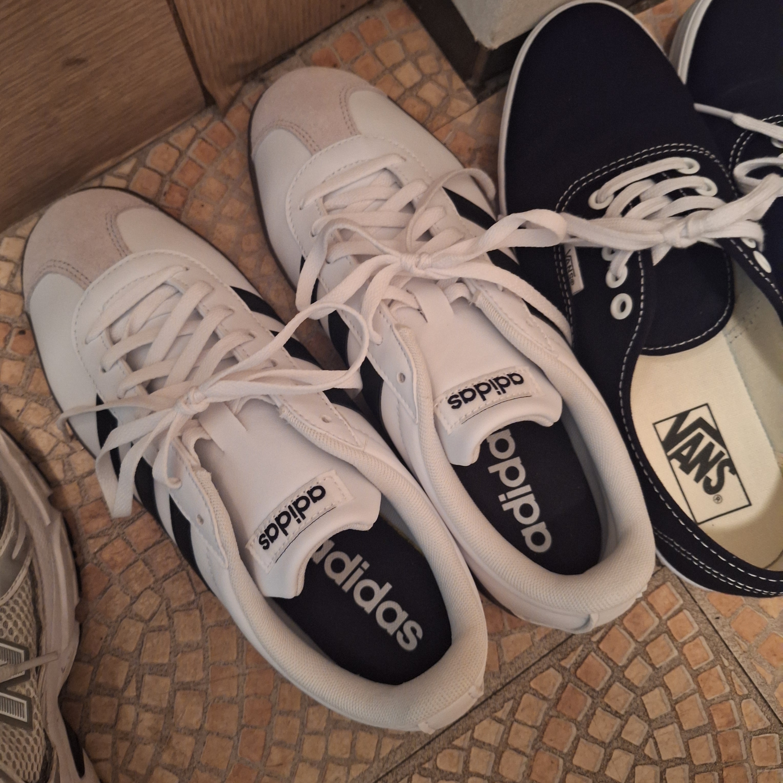 Adidas VL Court Base Cloud White Core Black 착용 스타일 - 2