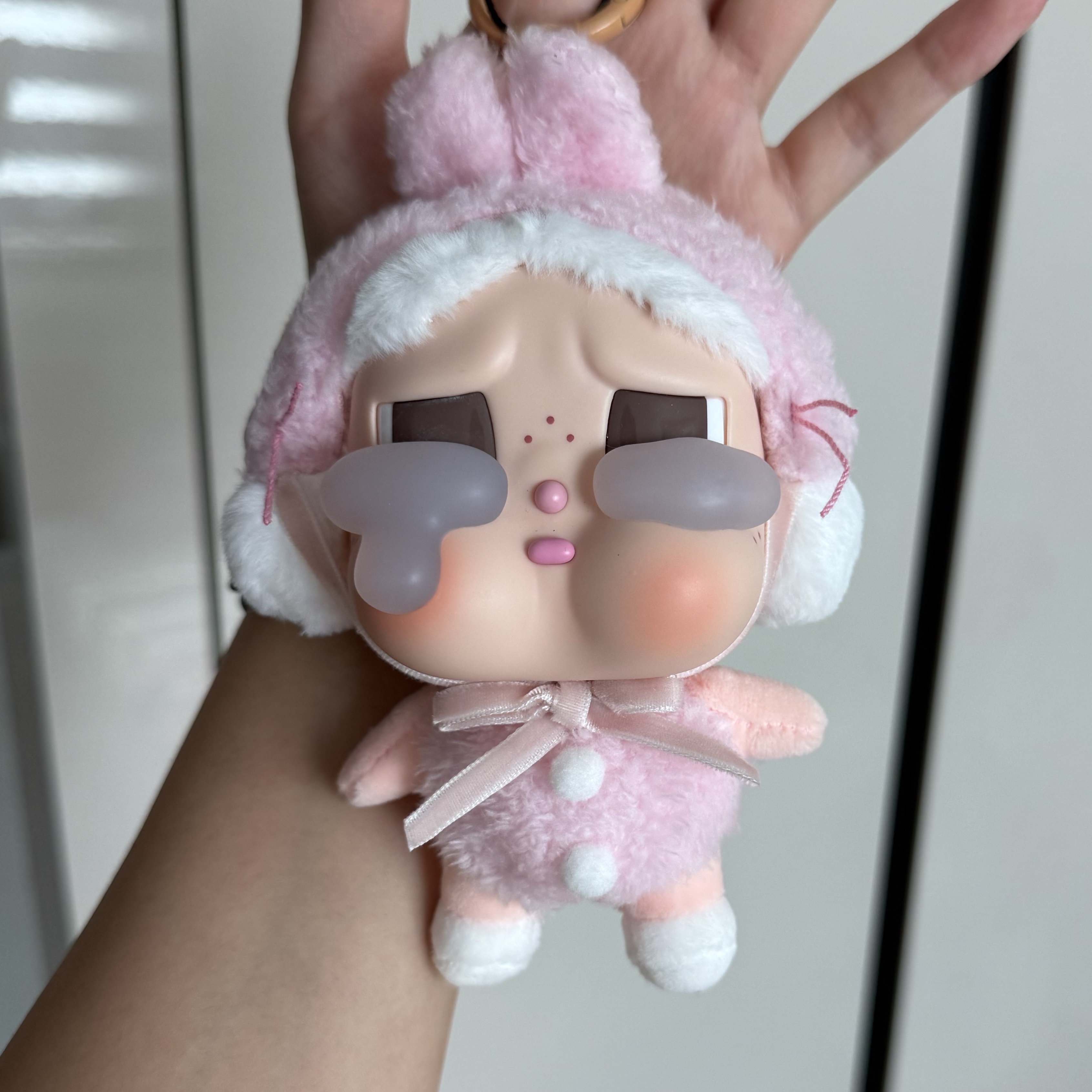 Pop Mart Crybaby Crying Again Series Plush Keyring I'll Give You All My Love (Opened Case) 착용 스타일