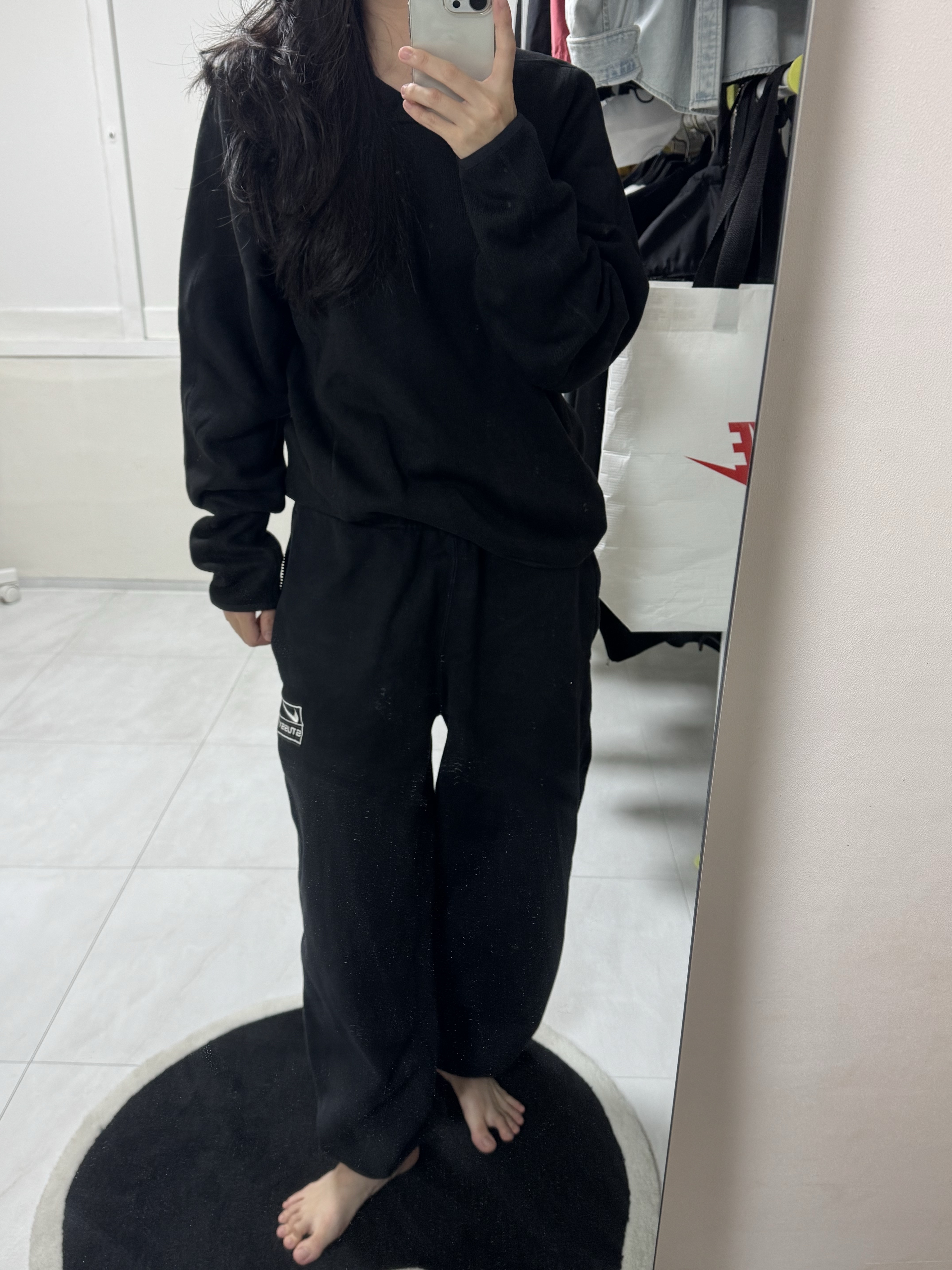 Nike x Stussy Washed Fleece Pants Black (FN5235-010), Nike x Stussy Fleece Thermal Black (HQ8528-010) 착용 스타일 - 1