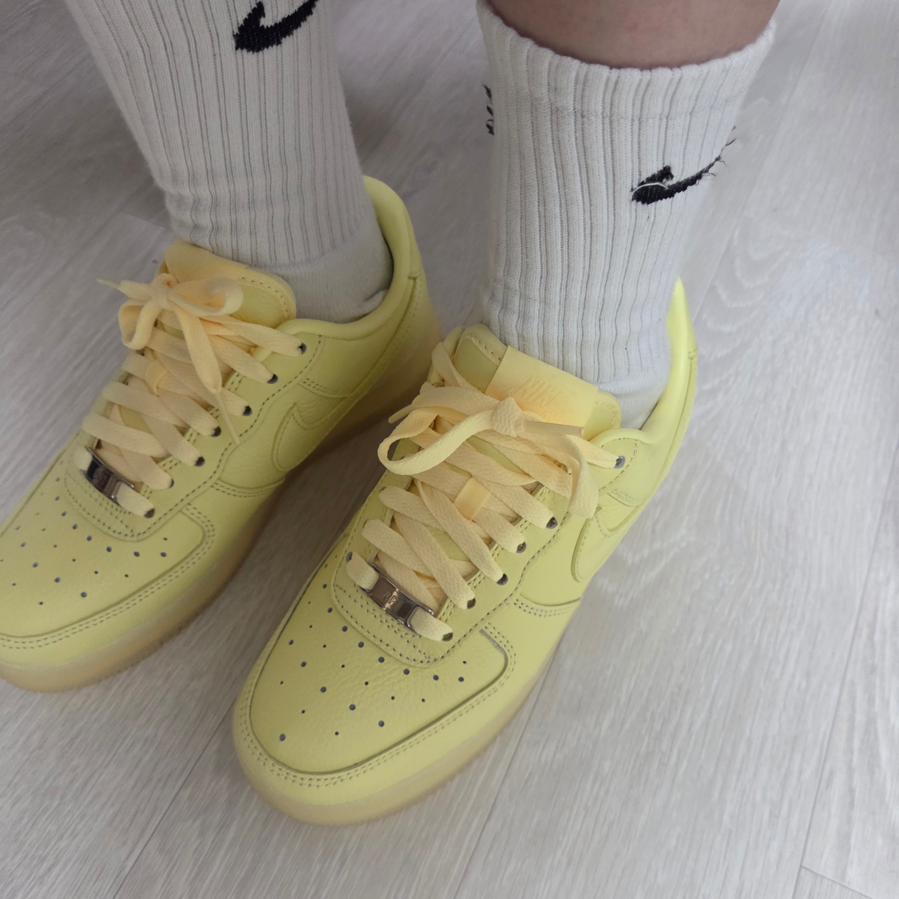 Nike x Drake Nocta Air Force 1 Low SP Certified Lover Boy Citron Tint Cobalt Tint 착용 스타일 - 4
