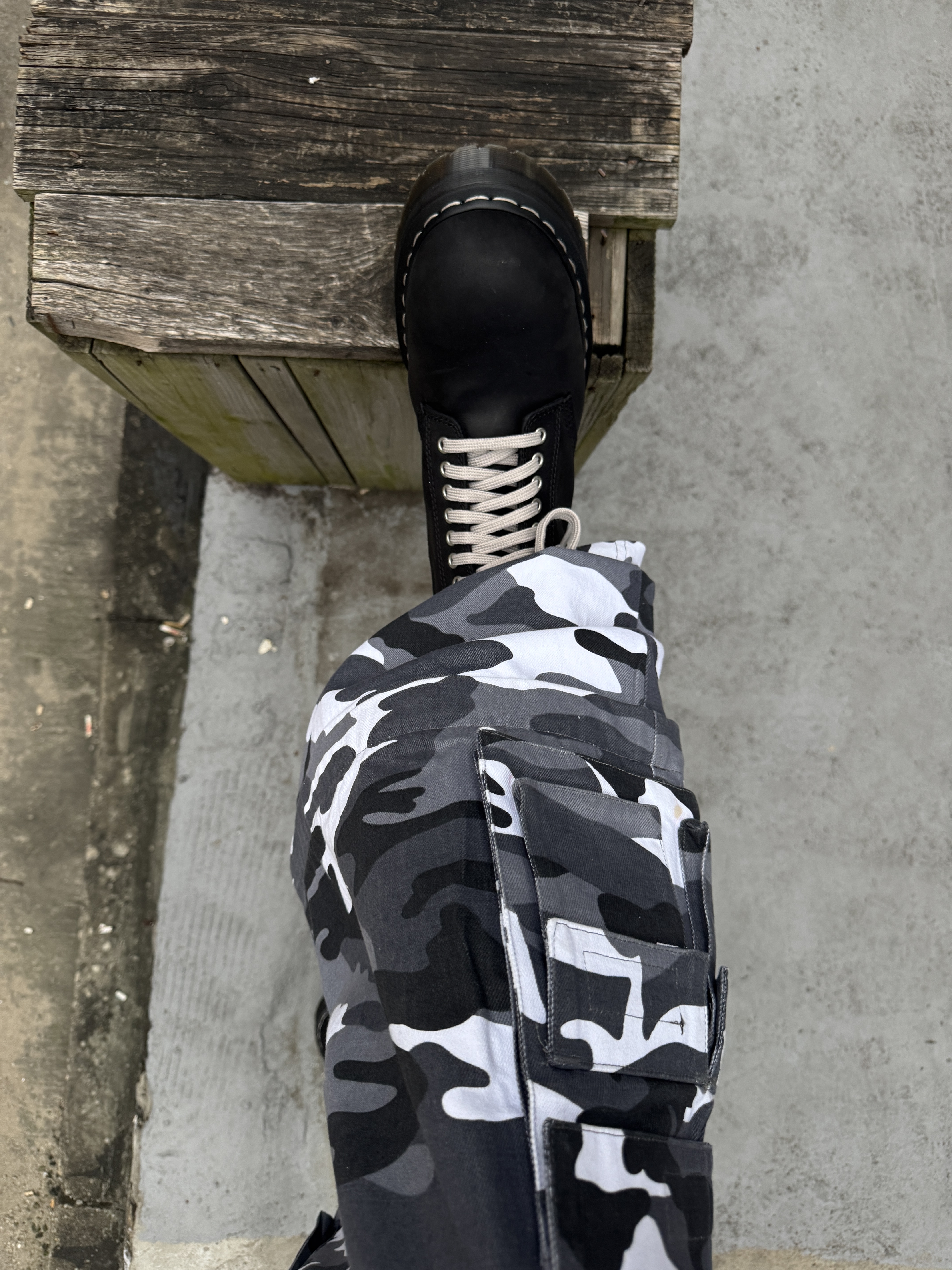 Dr. Martens x Rick Owens Quad Sole Steel Toe Boots Black, Yeezy HD-10 Grey - Korea Limited 착용 스타일 - 2
